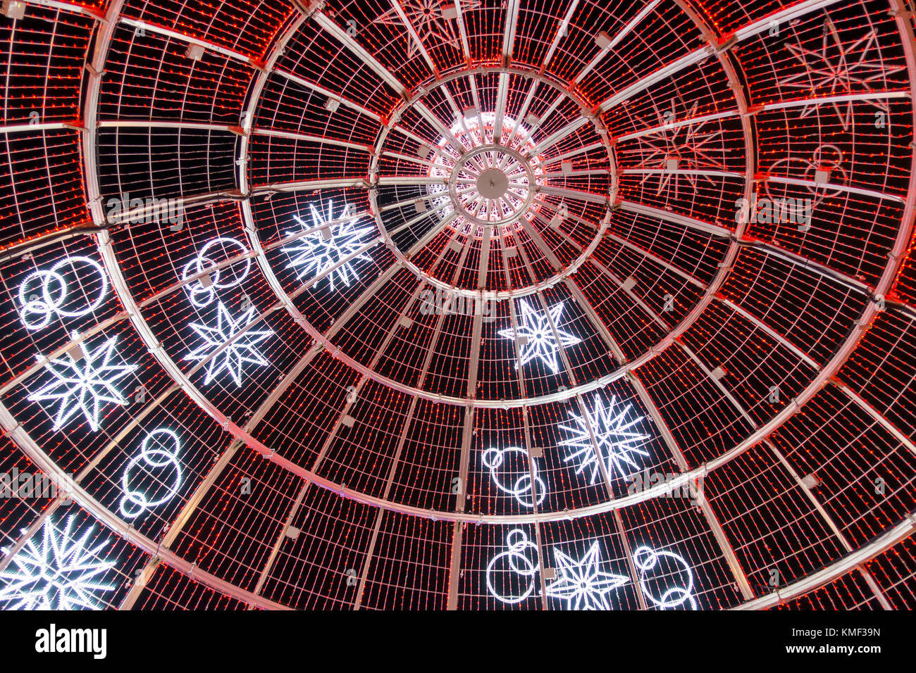 Boule de Noël géant, Boule de Noël, lumières de Noël dans le centre de Fuengirola, l'Andalousie, espagne. Banque D'Images