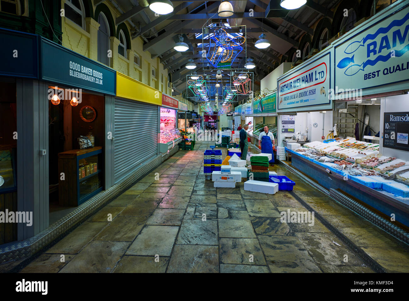 Leeds kirkgate market intérieur avec des décorations de Noël Banque D'Images