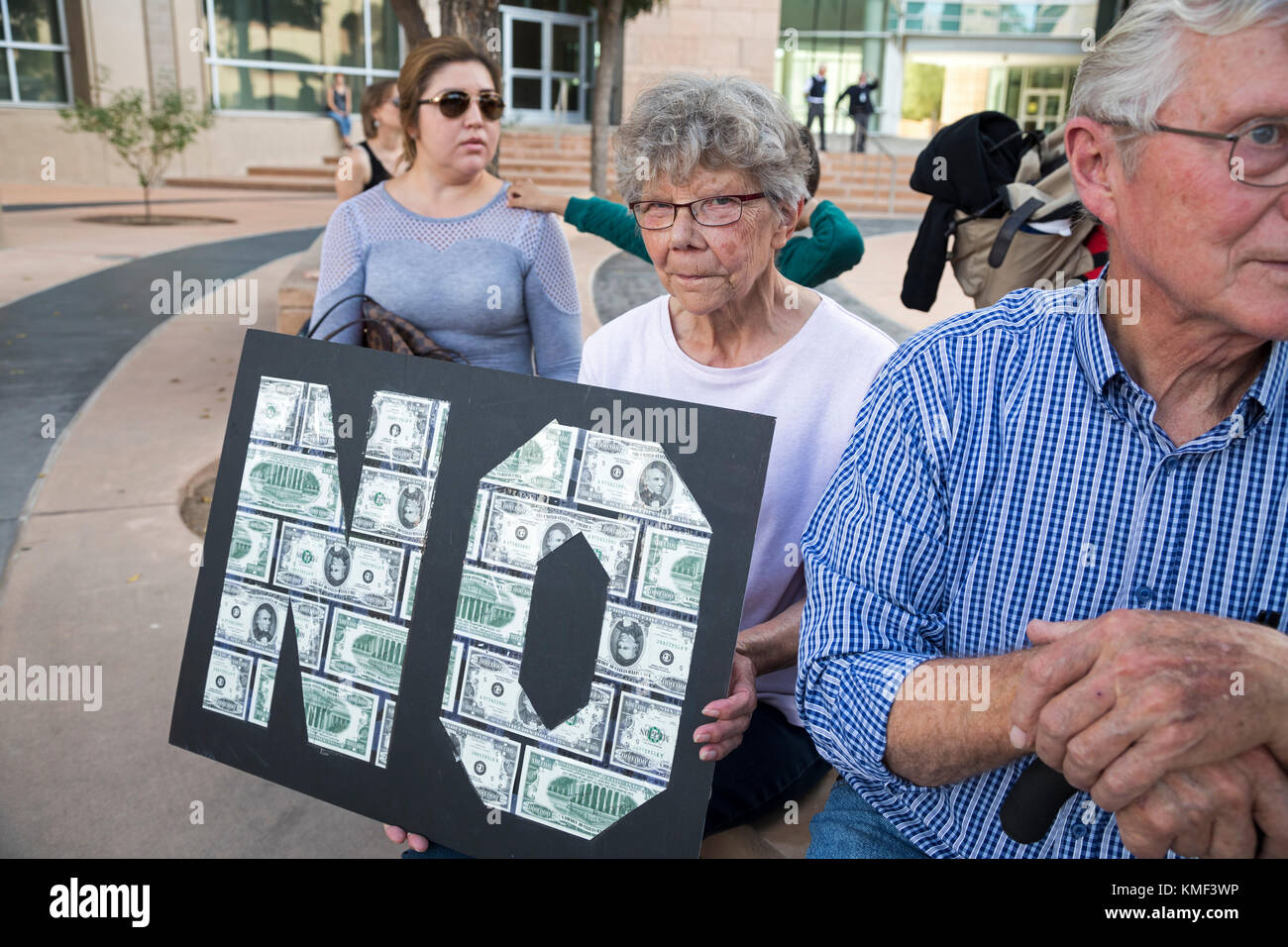 Tucson, Arizona - des centaines de personnes se sont jointes à un rassemblement contre l'opération Steamline au palais de justice fédéral. Le programme du Département de la sécurité intérieure traite il Banque D'Images