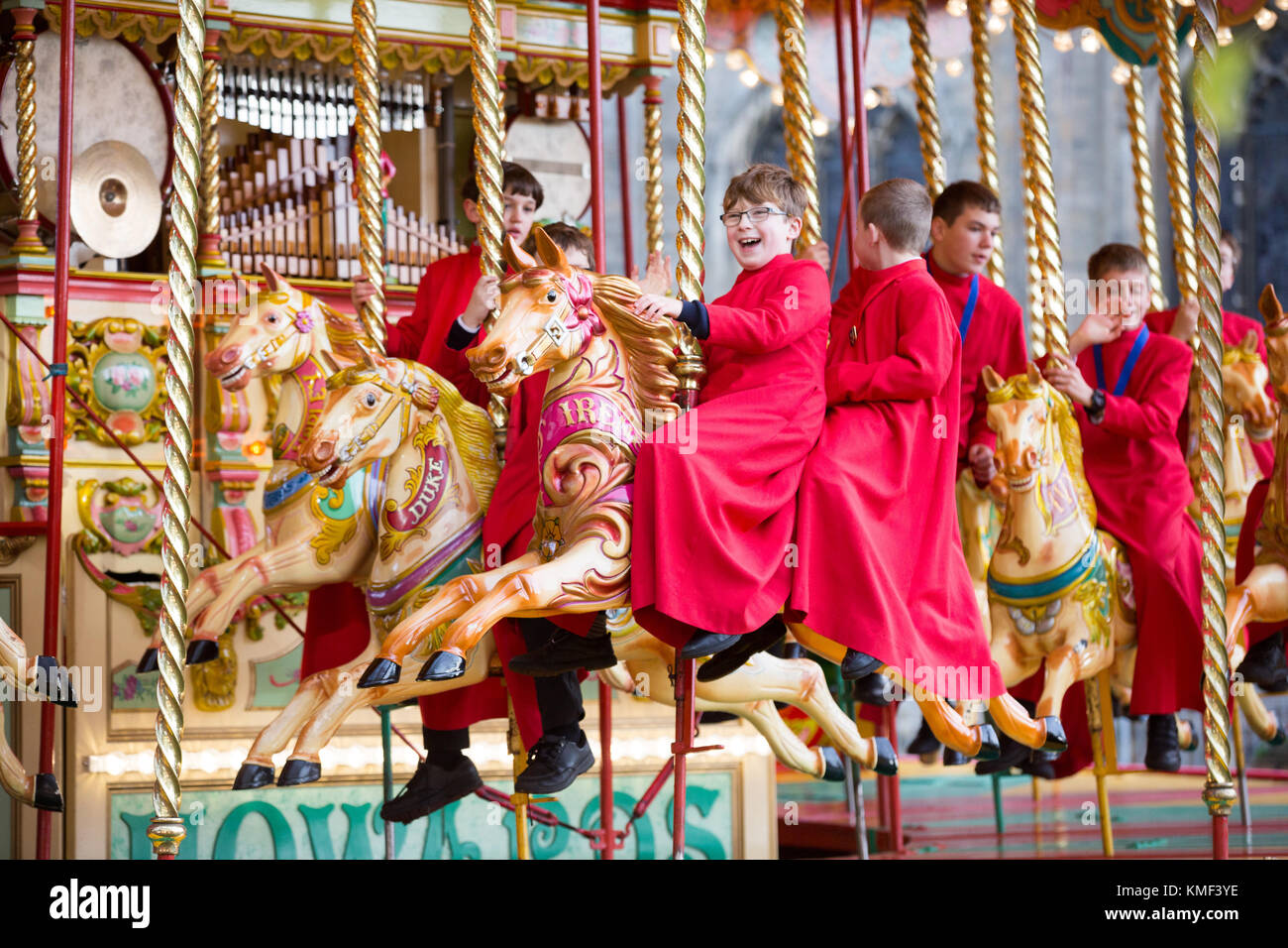 Les choristes à partir de la cathédrale d'Ely dans le Cambridgeshire obtenir un cadeau de Noël qu'ils get a free ride sur une 107 ans carousel le vendredi après-midi du 17 novembre que la cathédrale est titulaire d'un marché de noël. Les choristes de cathédrale d'Ely se défouler sur un carrousel traditionnel au marché de Noël de la ville cet après-midi (vendredi). Les choristes résidents portaient leurs soutanes rouges comme ils ont apprécié les forains ride à l'extérieur de la cathédrale du xiie siècle. le cadeau de Noël d'Ely et salon de l'alimentation est le plus grand de son genre dans le comté et espère attirer 15 000 visiteurs au cours des deux prochains jours. Banque D'Images