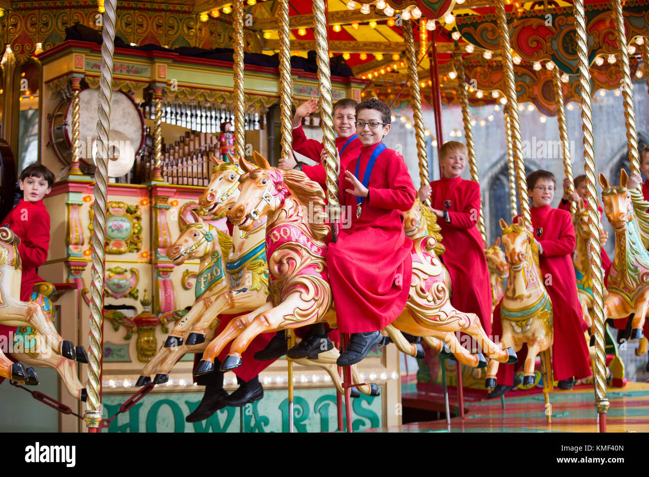 Les choristes à partir de la cathédrale d'Ely dans le Cambridgeshire obtenir un cadeau de Noël qu'ils get a free ride sur une 107 ans carousel le vendredi après-midi du 17 novembre que la cathédrale est titulaire d'un marché de noël. Les choristes de cathédrale d'Ely se défouler sur un carrousel traditionnel au marché de Noël de la ville cet après-midi (vendredi). Les choristes résidents portaient leurs soutanes rouges comme ils ont apprécié les forains ride à l'extérieur de la cathédrale du xiie siècle. le cadeau de Noël d'Ely et salon de l'alimentation est le plus grand de son genre dans le comté et espère attirer 15 000 visiteurs au cours des deux prochains jours. Banque D'Images