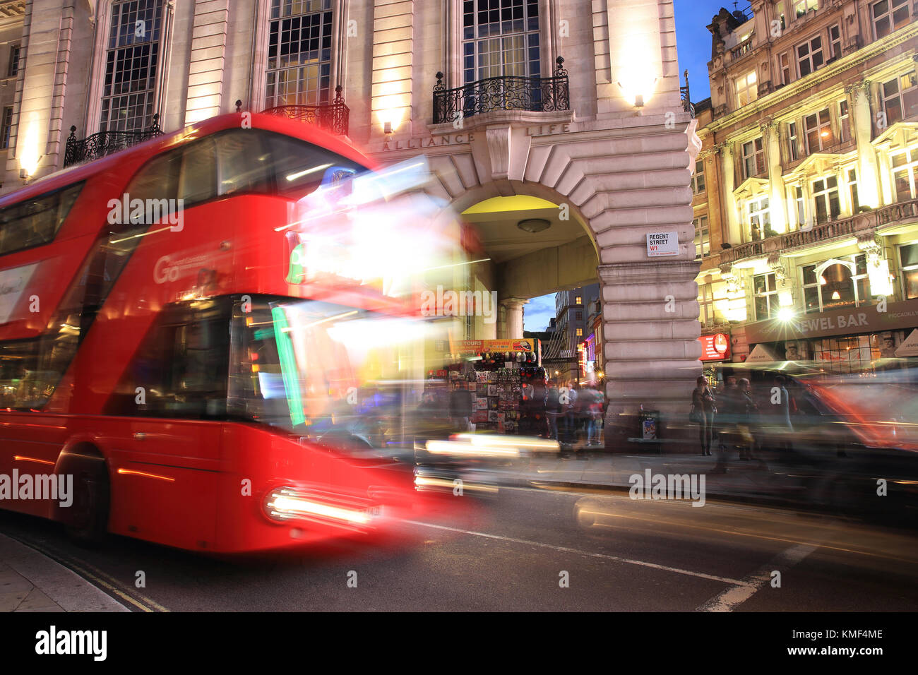 Les bus rouges sur Regent Street, au crépuscule, par Piccadilly Circus, au centre de Londres, Angleterre, RU Banque D'Images