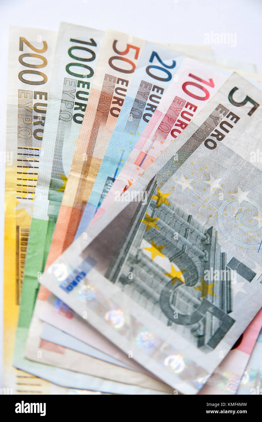 UE service - cinq euro note (5), 10 euro note (10), note vingt euros (20 €), cinquante euro note (50 €), une centaine d'euros (100 euros) et deux des centaines e Banque D'Images