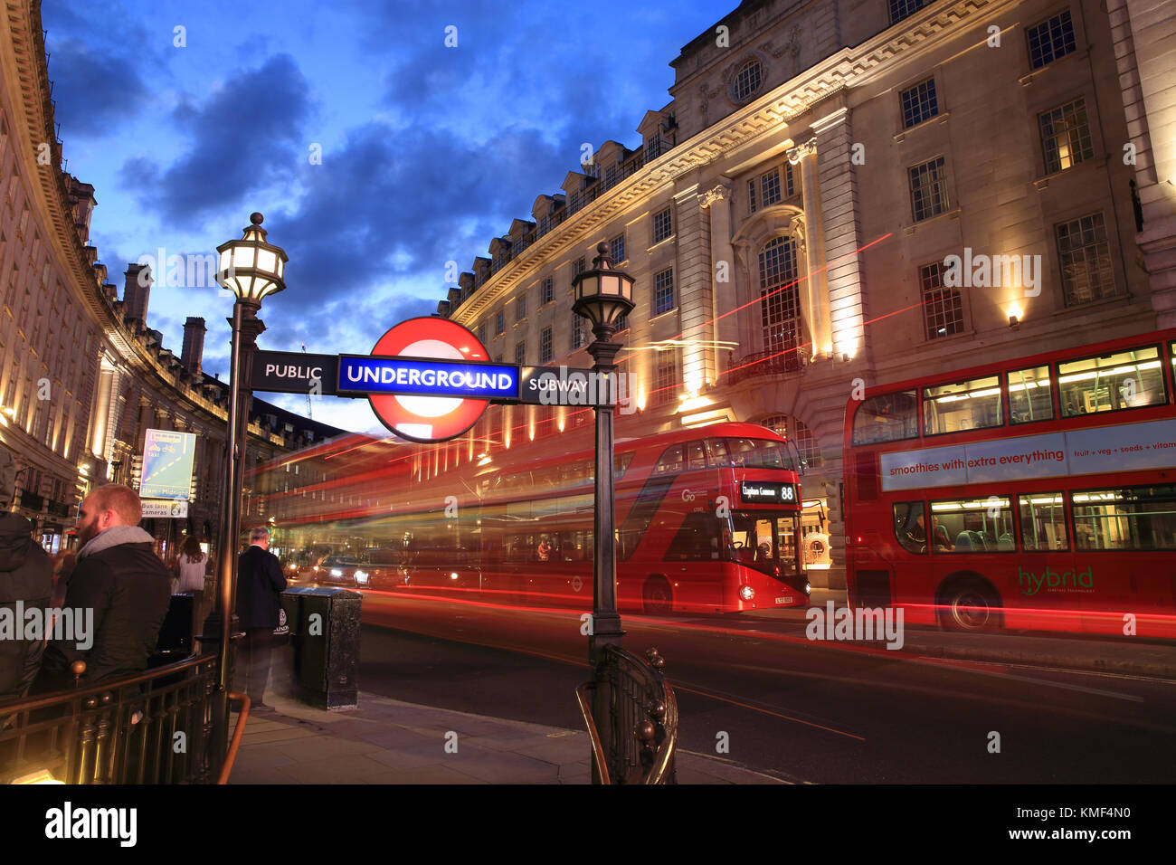Les bus rouges sur Regent Street, au crépuscule, par Piccadilly Circus, au centre de Londres, Angleterre, RU Banque D'Images