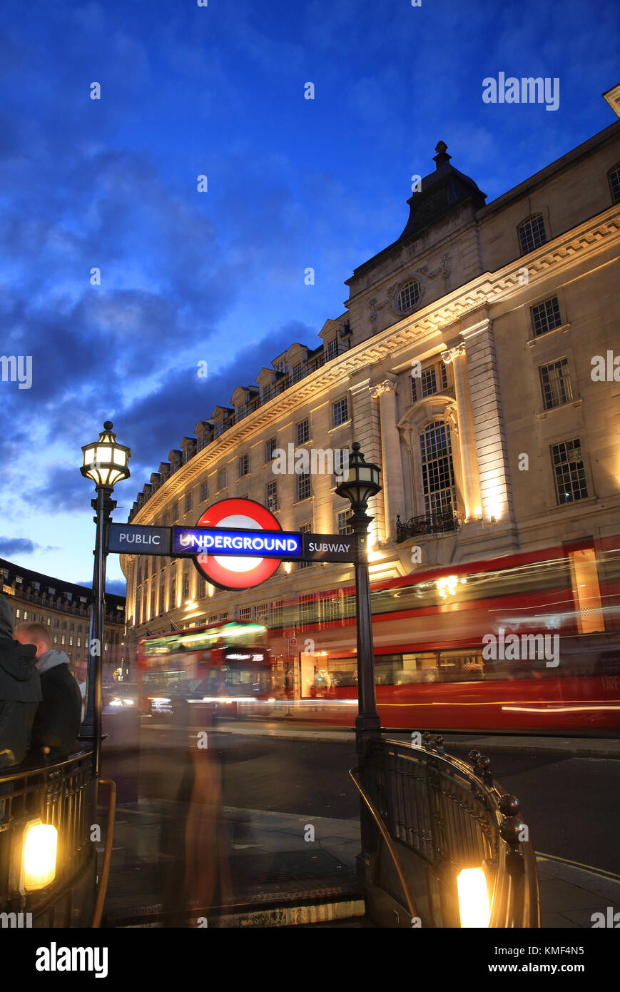 Les bus rouges sur Regent Street, au crépuscule, par Piccadilly Circus, au centre de Londres, Angleterre, RU Banque D'Images