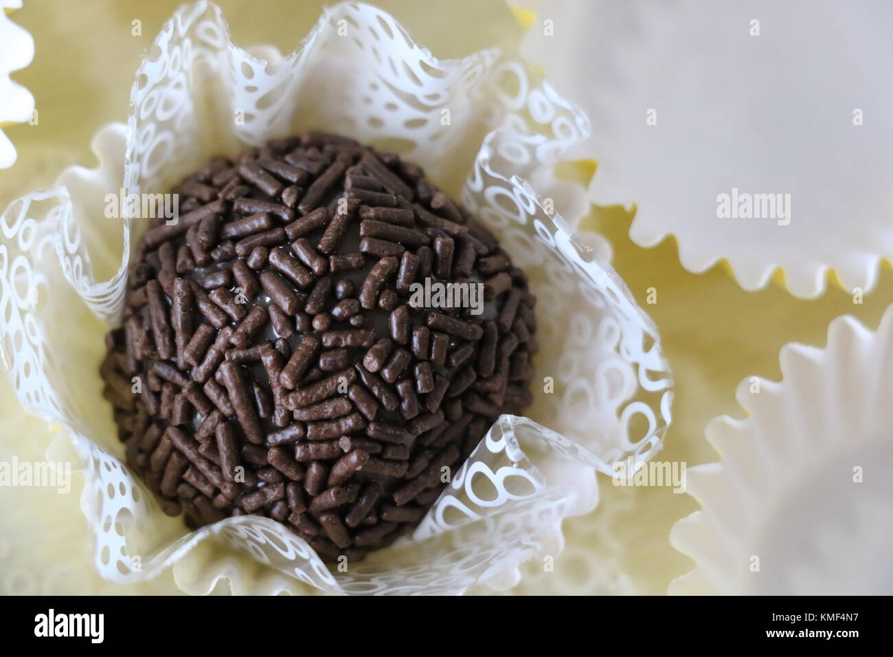 Bonbons au chocolat appelé brigadeiro ou negrinho au Brésil. doux commun aux fêtes d'anniversaire, les enfants l'adorent. pratique et facile à faire. Banque D'Images