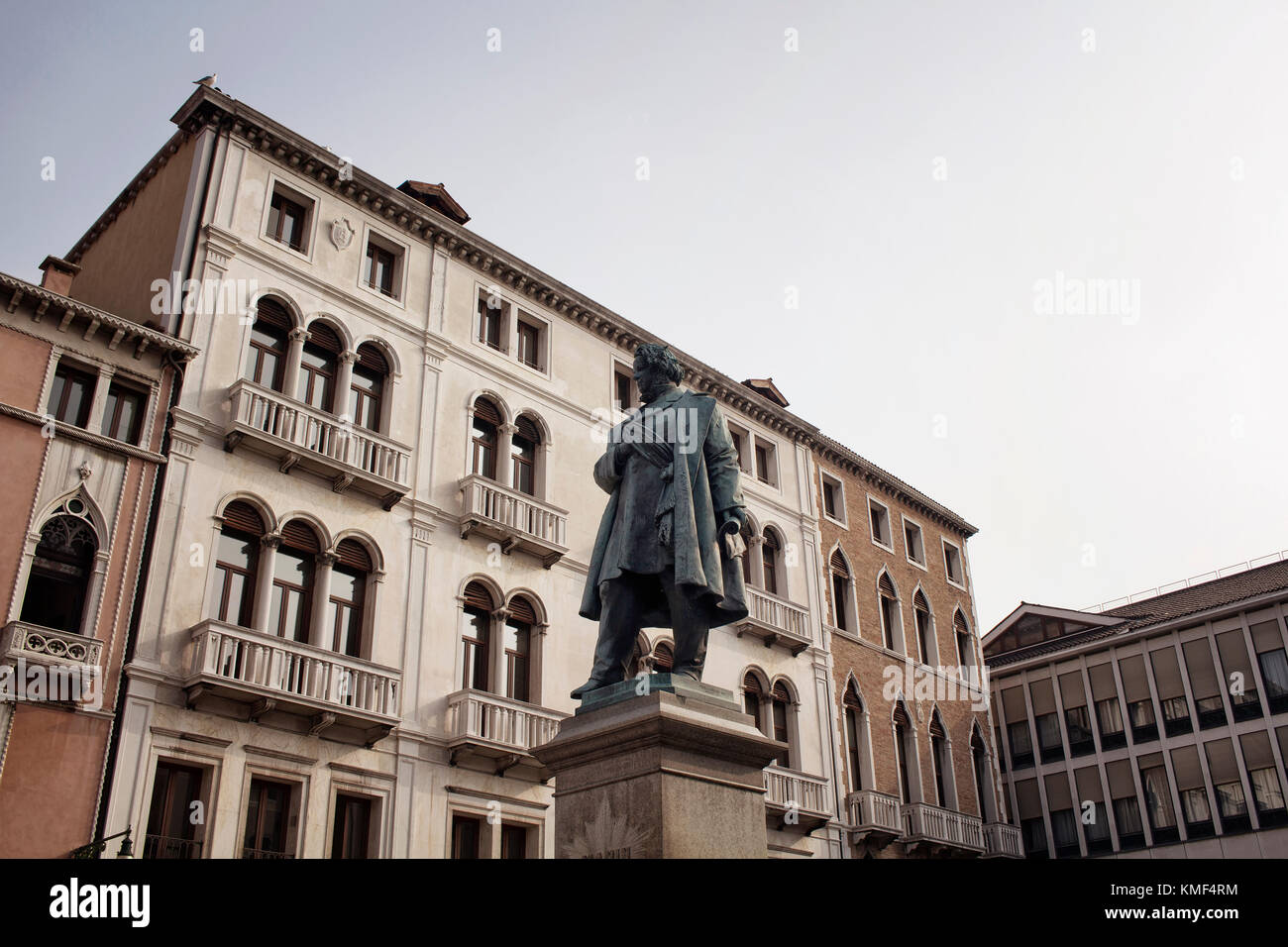 Avis de Daniele Manin statue depuis le monument 1875 par Luigi borro à Venise. ancien, bâtiments historiques sont à l'arrière-plan avec la lumière du soleil au début de l'i Banque D'Images