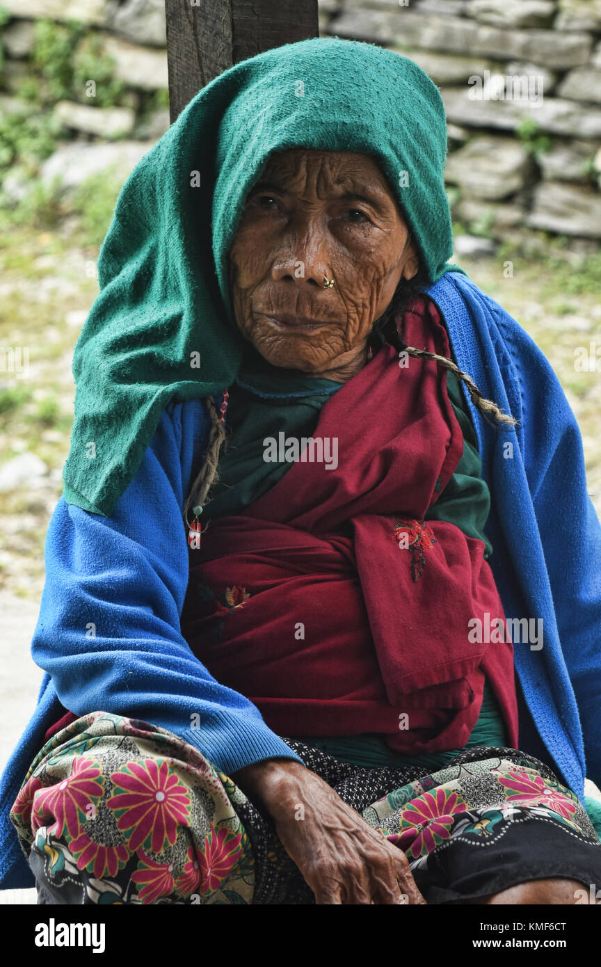 Vieille Femme Gurung, Népal, Trek Circuit Manaslu Banque D'Images