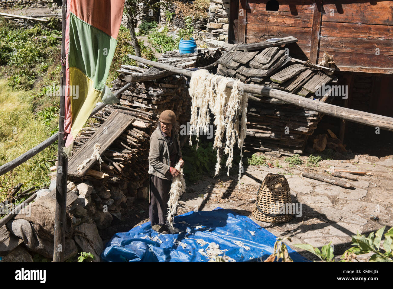 La laine de yak de séchage en lho village, manaslu circuit, Népal Banque D'Images