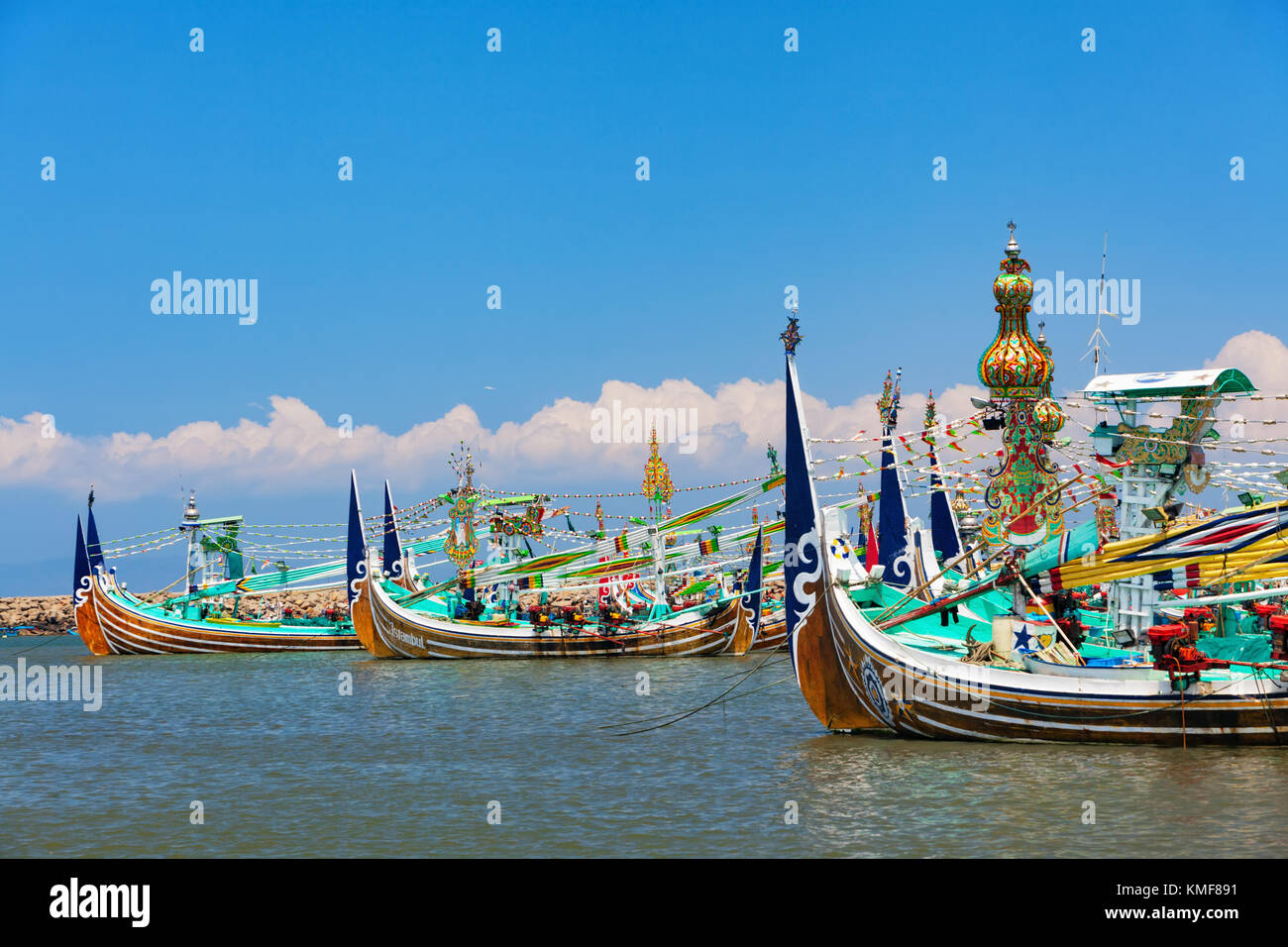 Les bateaux de pêche traditionnels en bois en style bugis amarre en vieux port de pêcheurs sur l'île de Bali près de perancak village. endroit populaire à visiter dans r jembrana Banque D'Images