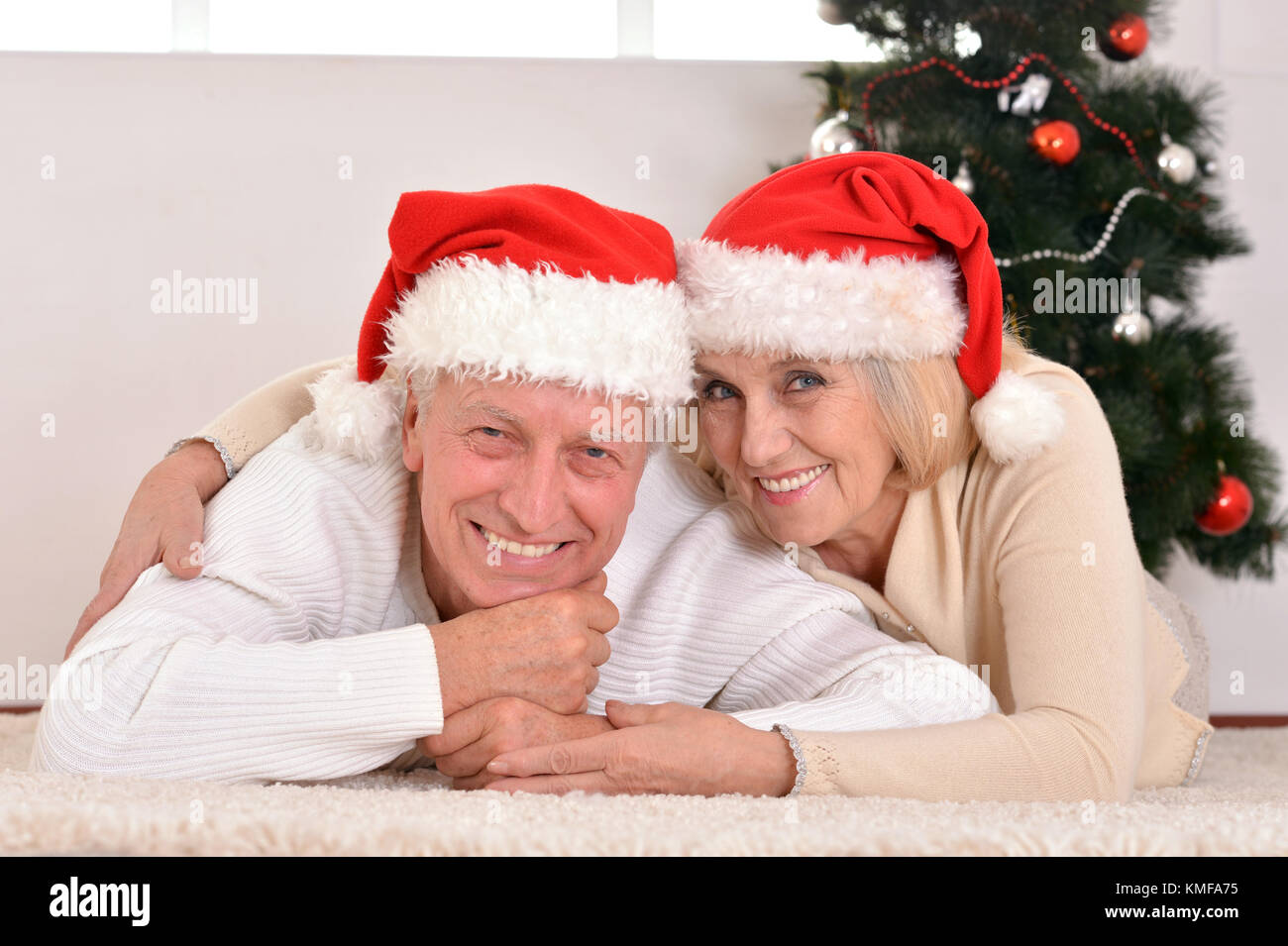 Senior couple in santa hats Banque D'Images
