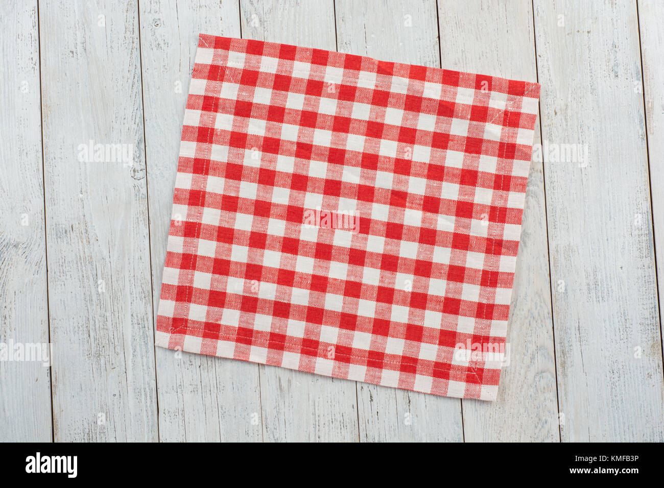 Nappe rouge sur fond de table en bois blanc. Banque D'Images