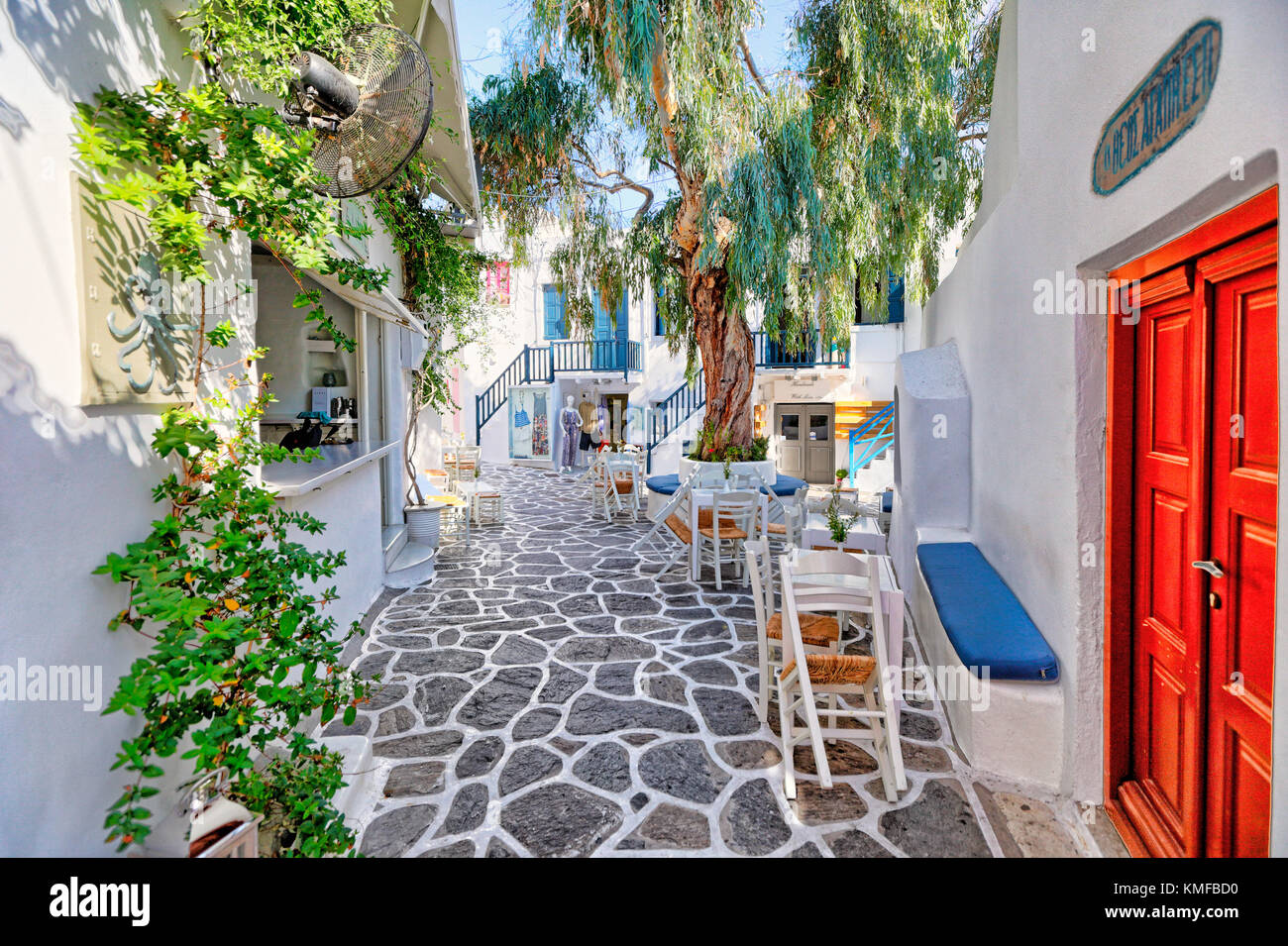 Ruelles dans le village traditionnel de Naoussa à Paros island, Grèce Banque D'Images