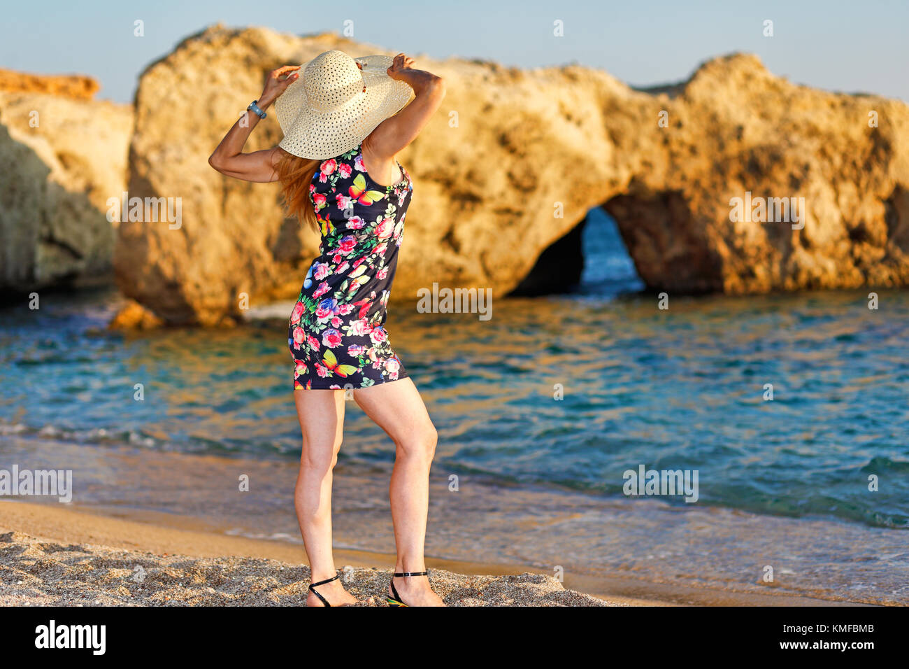 Une belle femme à une beauté sauvage plage avec des grottes uniques à Karpathos, Grèce Banque D'Images