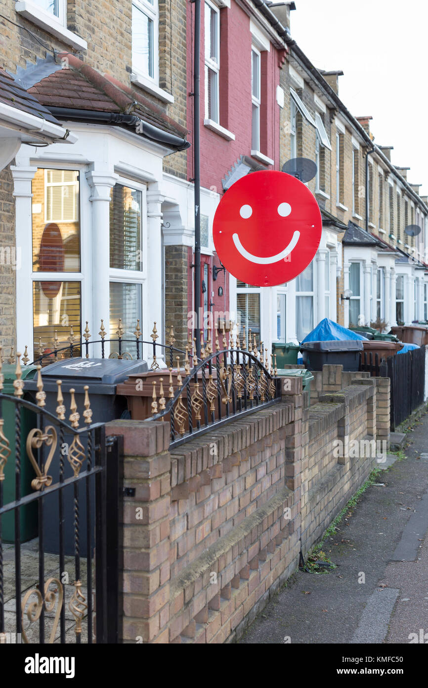 Conseil à la vente sous la forme d'un émoticône à l'extérieur d'un établissement à Londres, Royaume-Uni Banque D'Images