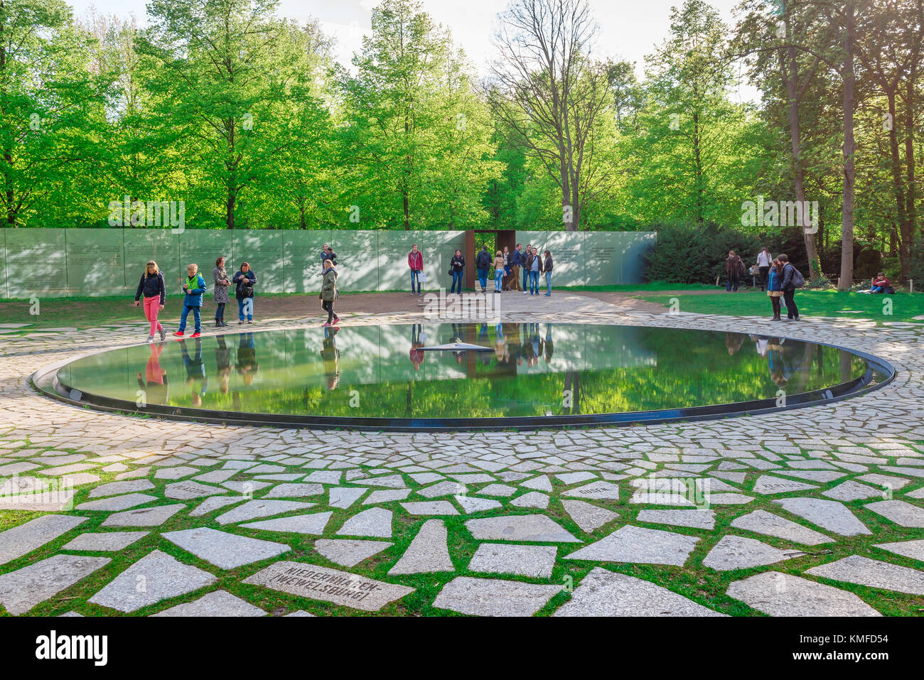 Roma holocauste Berlin, vue des jeunes qui regardent la piscine à réflexion dans le mémorial de l'holocauste des Gypsy et des Sintis, Tiergarten, Berlin, Allemagne. Banque D'Images