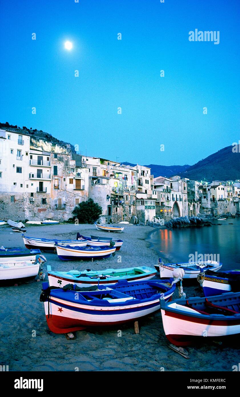 Cefalu, Sicile, Italie. Pleine lune en été ciel du soir sur le port de pêche de la ville de Cefalu Banque D'Images