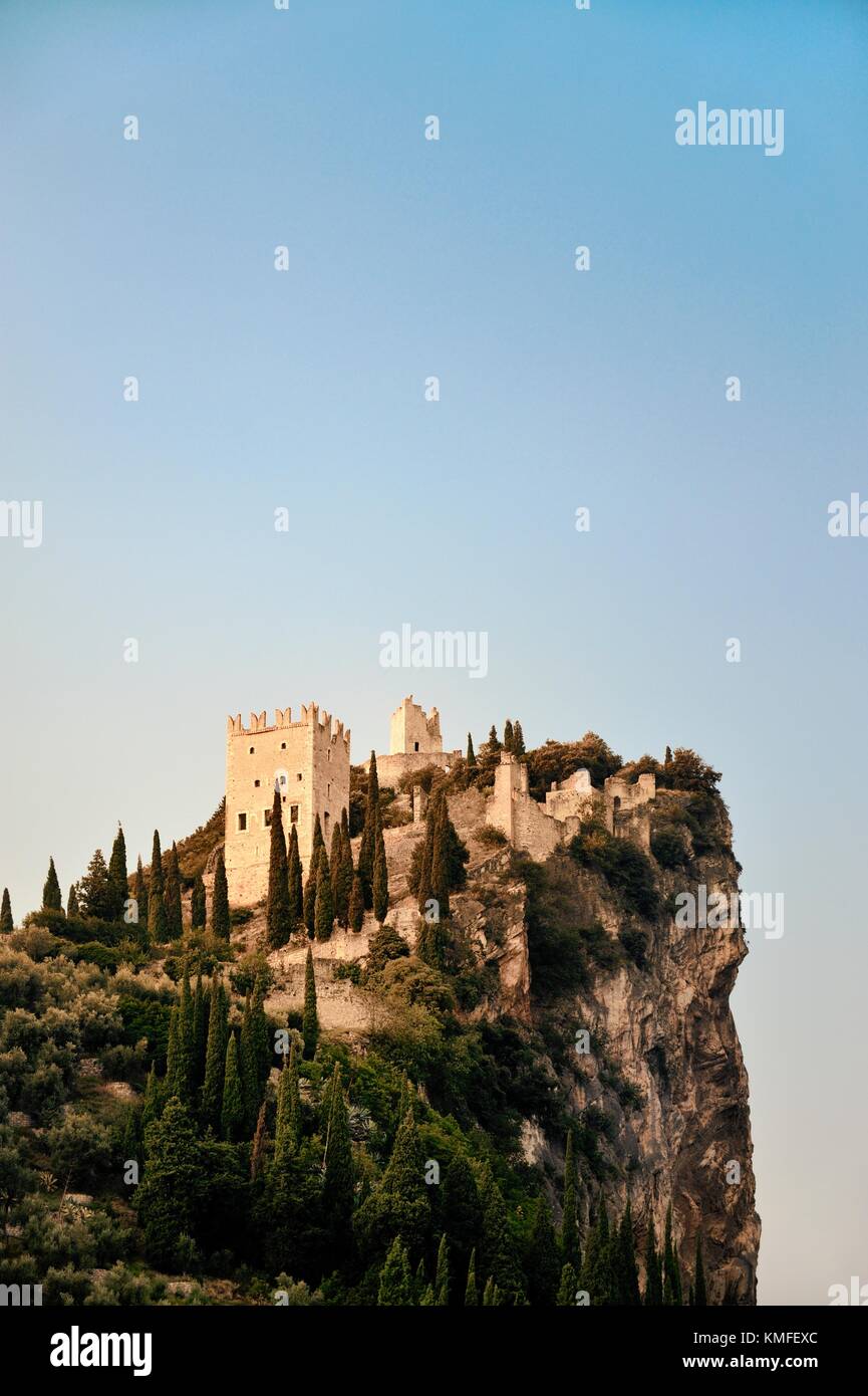 Le Château d'Arco château perché sur les falaises de calcaire au-dessus de la ville de Arco sur le lac de Garde, dans la région de Alto Adige Italie Banque D'Images