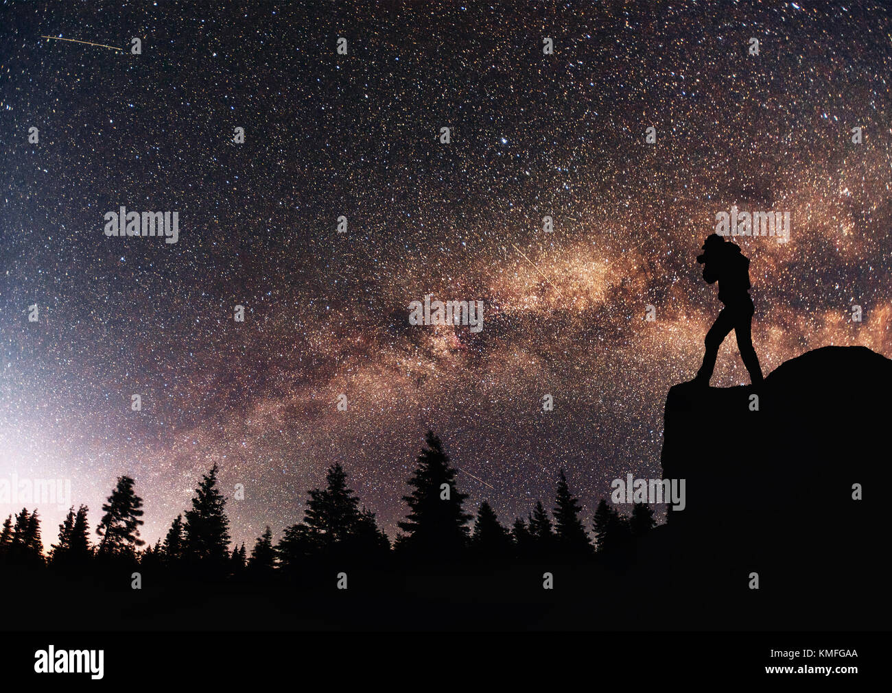 Photographe nature silhouette avec appareil photo numérique, l'arrière-plan de la voie lactée sur une étoile brillante du ciel nocturne de ton. Banque D'Images