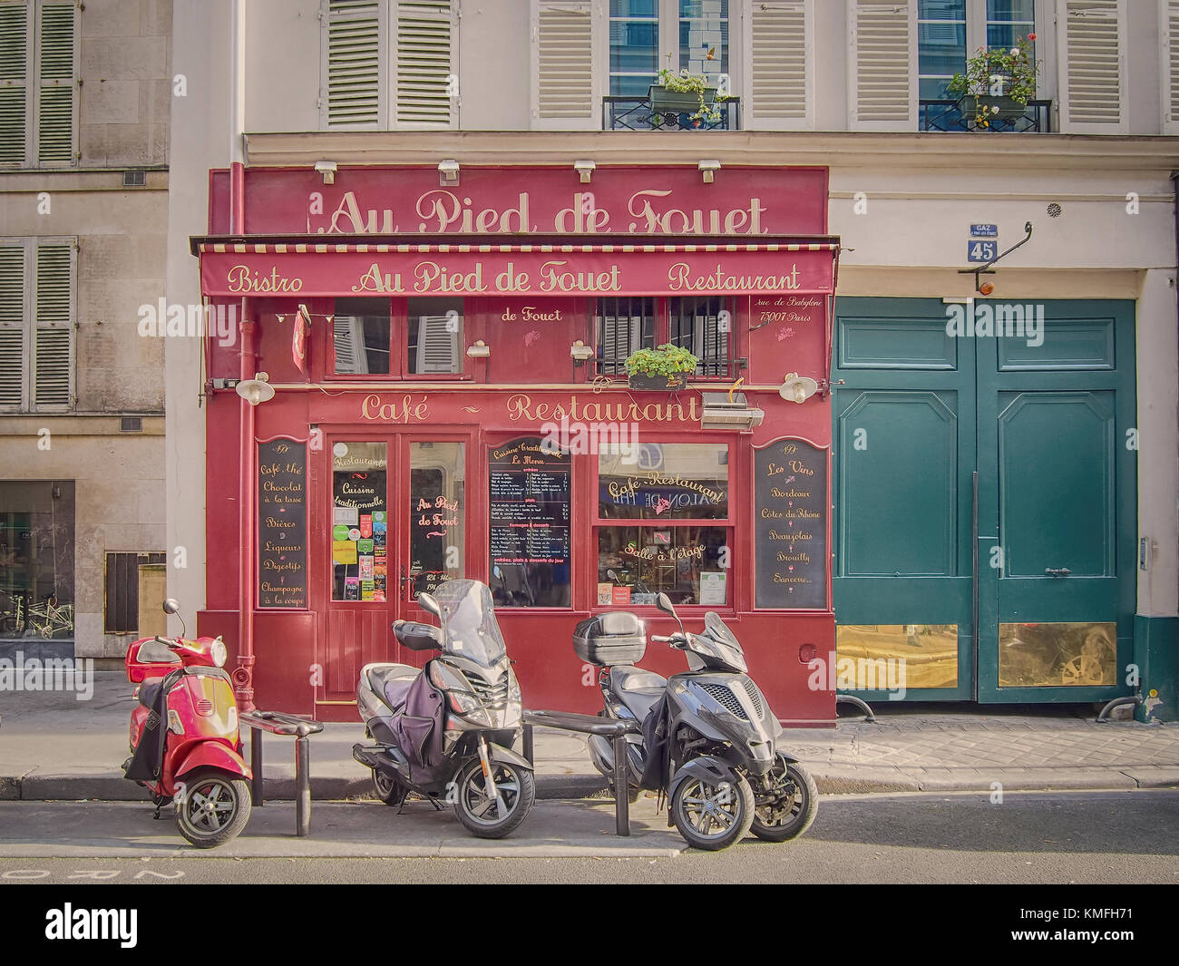 Paris, France - 5 mai 2016 : un bistrot parisien typique avec des scooters garés devant lui. bistro est un petit restaurant français. Banque D'Images