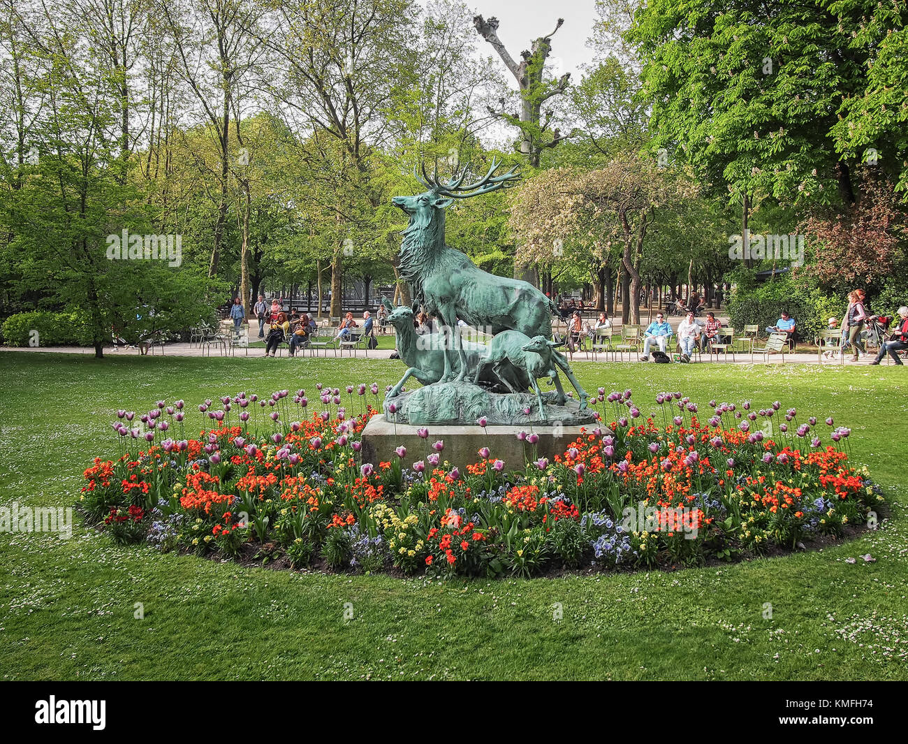 Paris, France - 5 mai 2016 : statue de cerf avec sa famille dans les jardins du Luxembourg, à Paris, France. Banque D'Images