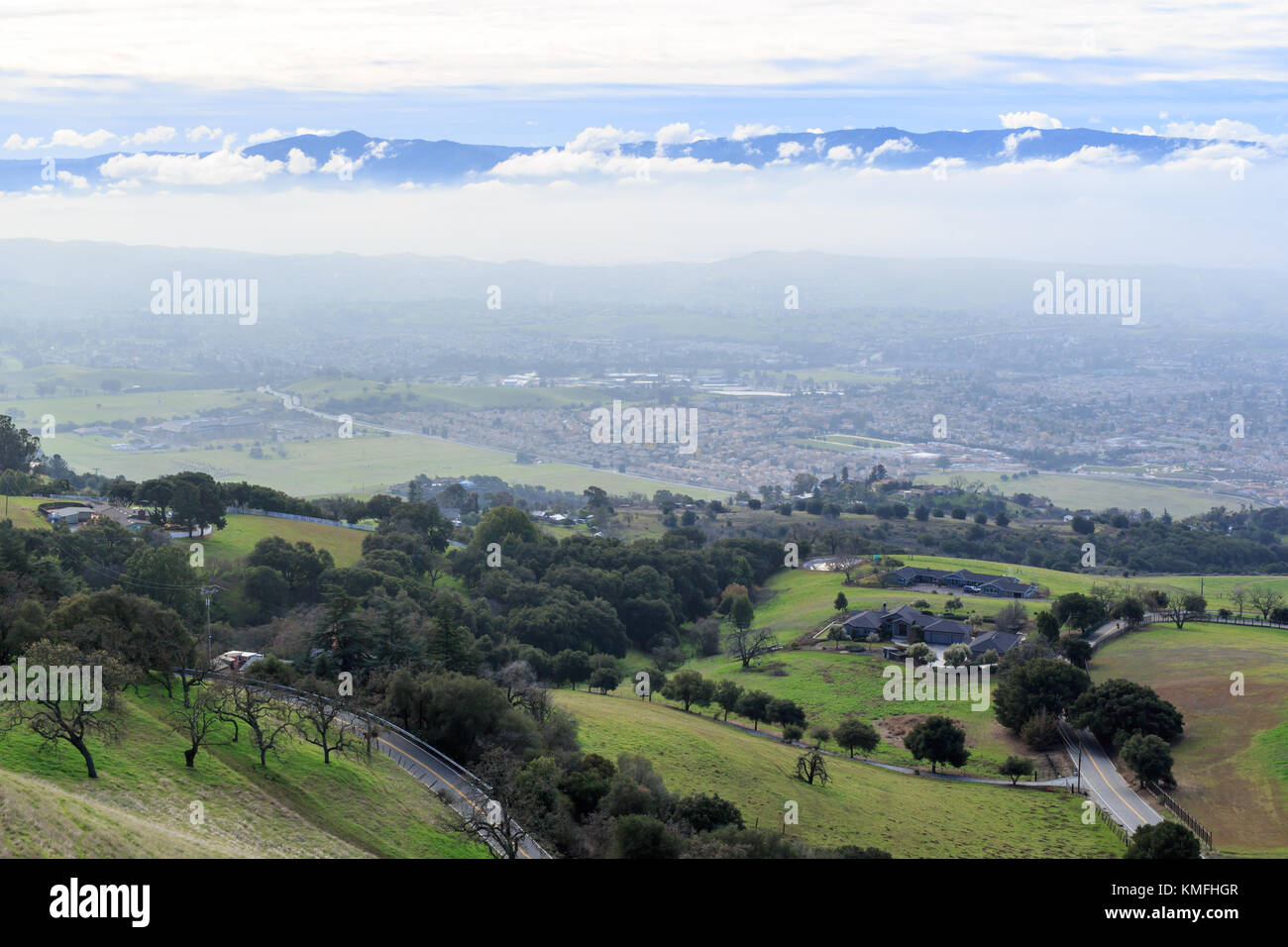 La Silicon Valley, au-dessus du brouillard et sous les nuages. Banque D'Images