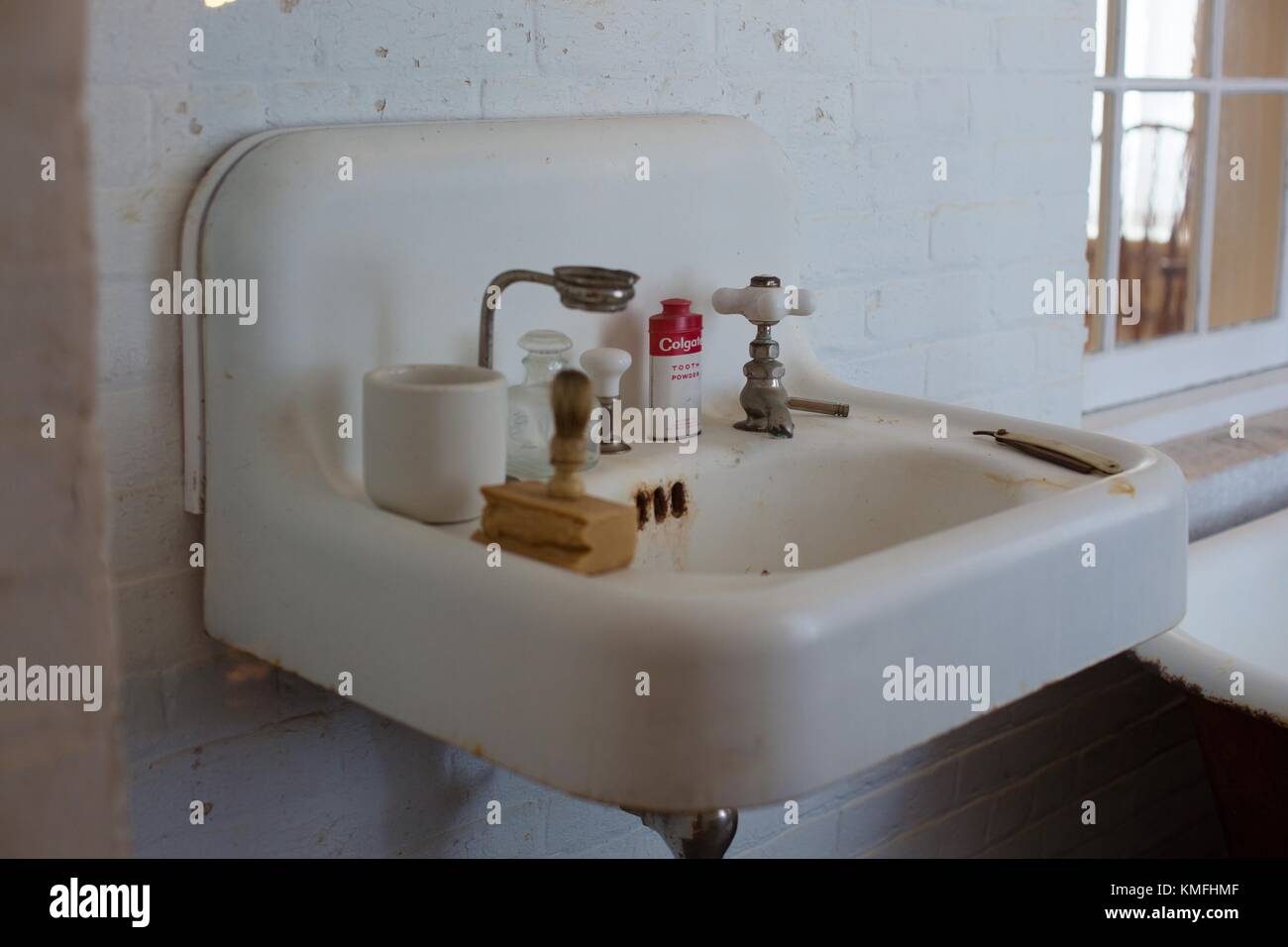 Un vieux lavabo avec meubles anciens produits de rasage à la Ponce Inlet Lighthouse and Museum de Ponce Inlet, Florida, USA. Banque D'Images