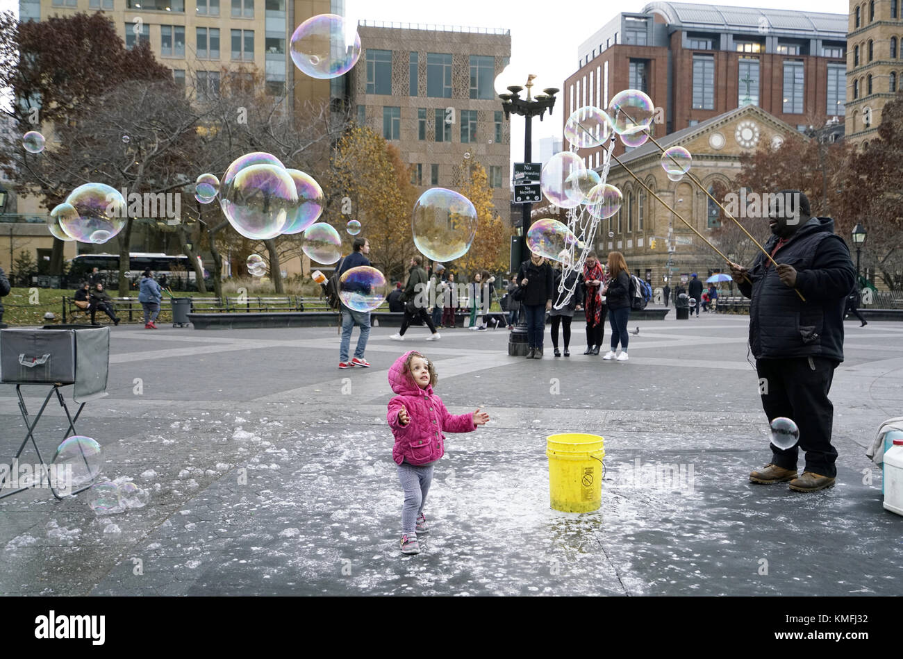 Bubble Man souffle des bulles dans Washington Square Park.Greenwich Village.Manhattan.New York City.USA Banque D'Images