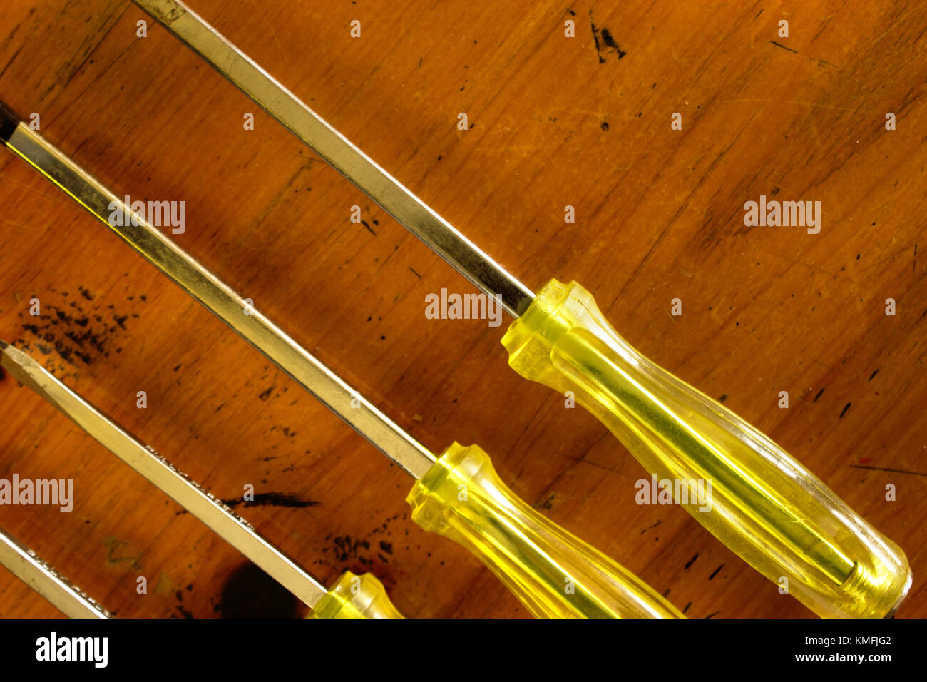 Vue de dessus d'un ensemble de 4 tournevis jaune sur table en bois Banque D'Images