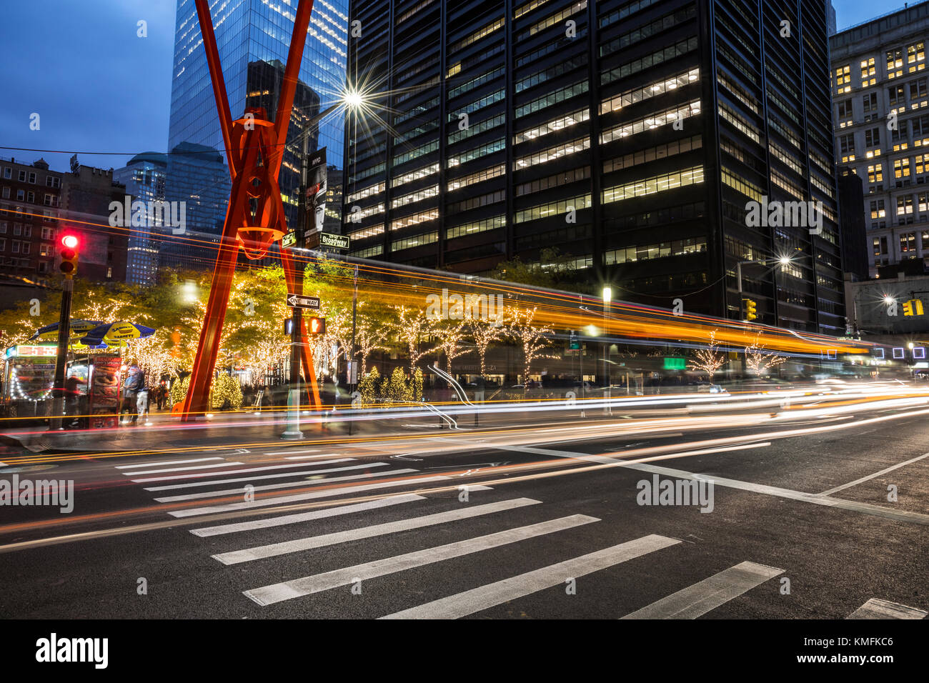 Brodway, New York, Manhattan, Zuccotti Park : sculpture en acier rouge : Joie de Vivre Mark di Suvero Banque D'Images