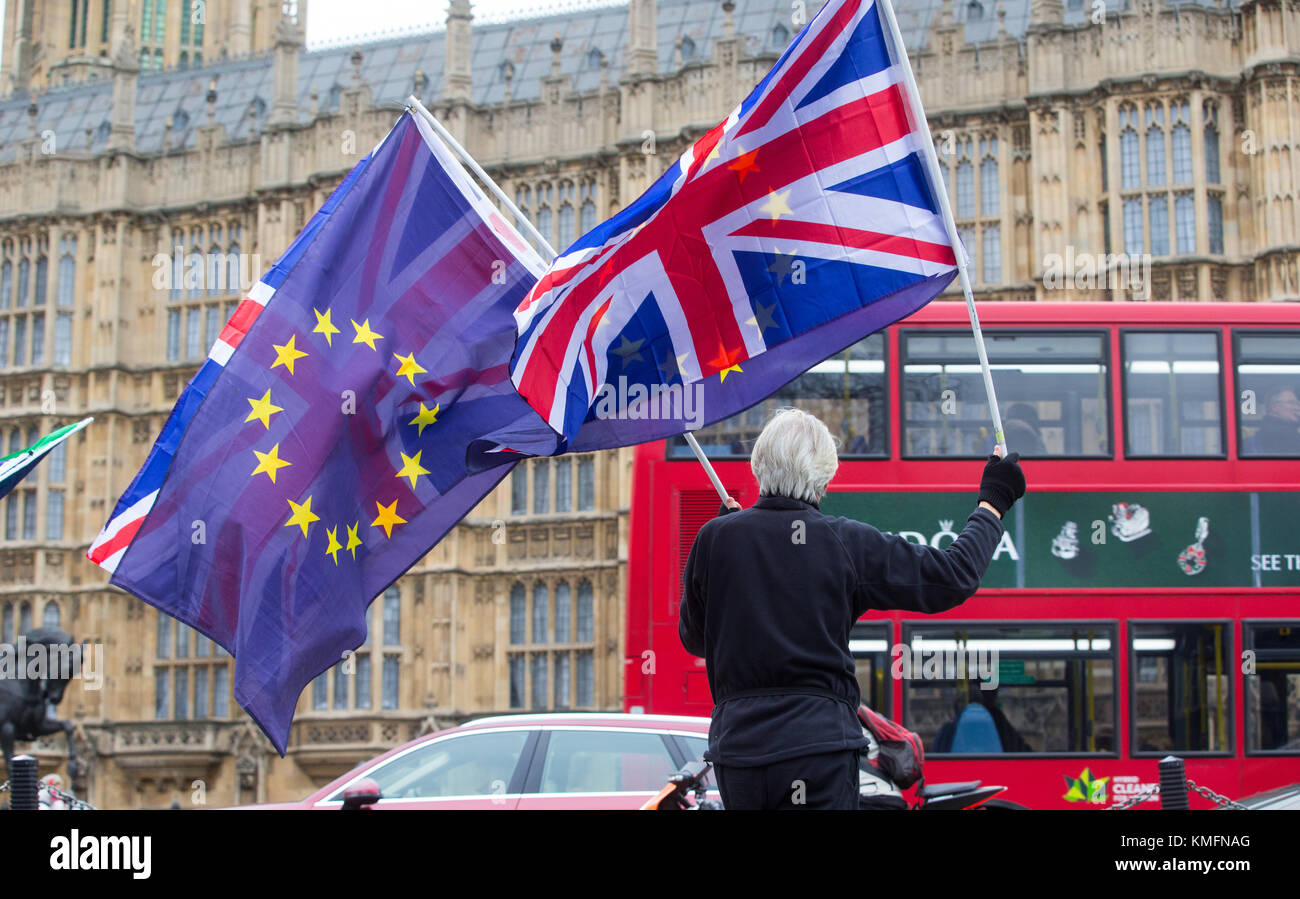 Les partisans de l'UE en faveur de l'Union européenne et de l'onde drapeaux Union Jack à l'extérieur de la Maison du Parlement à Londres, Royaume-Uni Banque D'Images