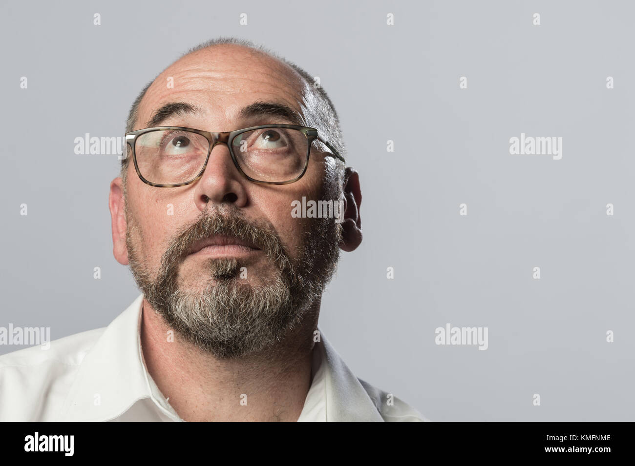 Portrait d'homme sur fond blanc, diverses expressions Banque D'Images