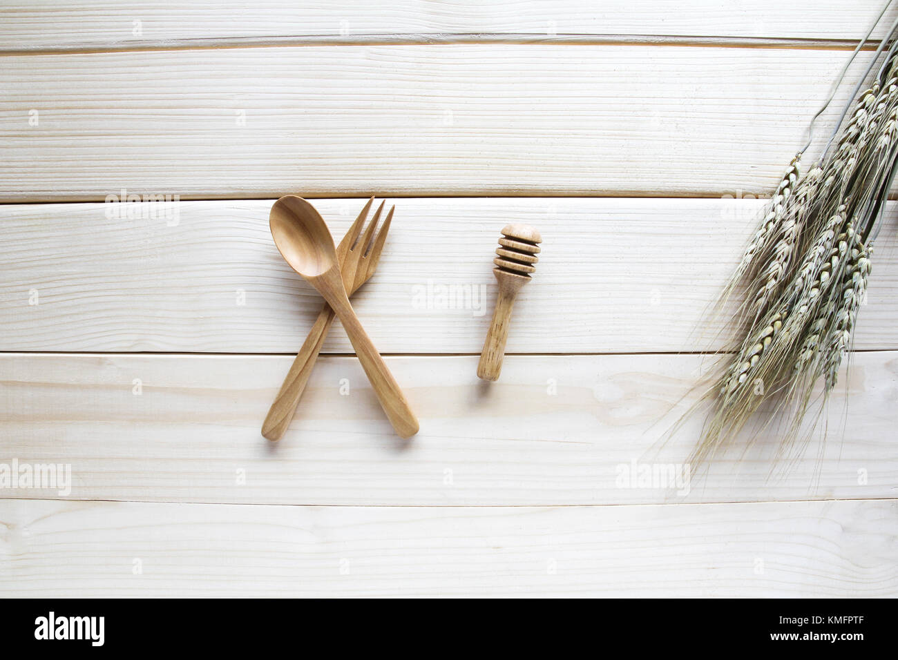 Des ustensiles de cuisine en bois sur fond de bois Banque D'Images