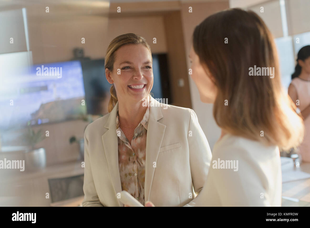 Smiling businesswomen talking in office Banque D'Images