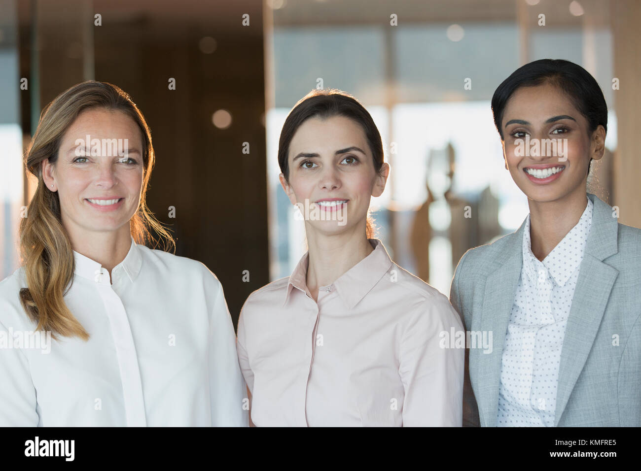 Portrait souriant, confiant dans femmes d'office Banque D'Images