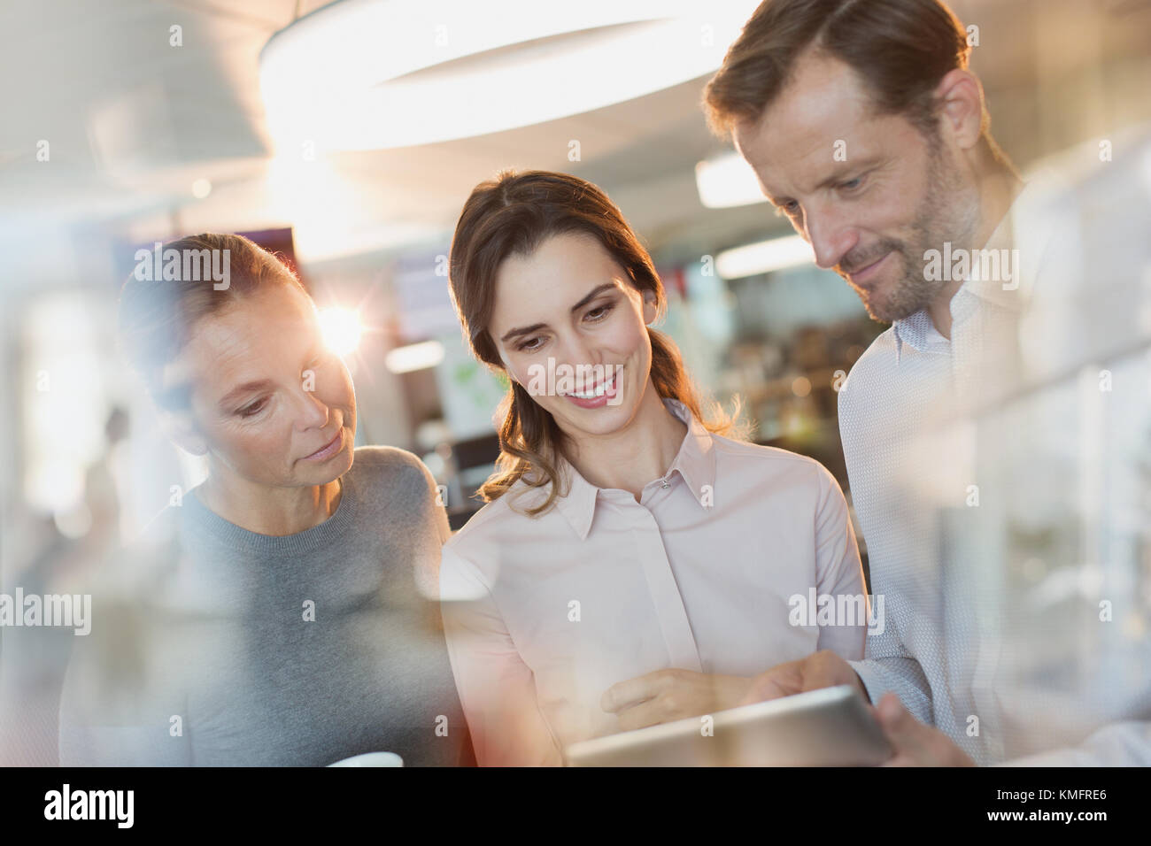 Business people using digital tablet in office Banque D'Images