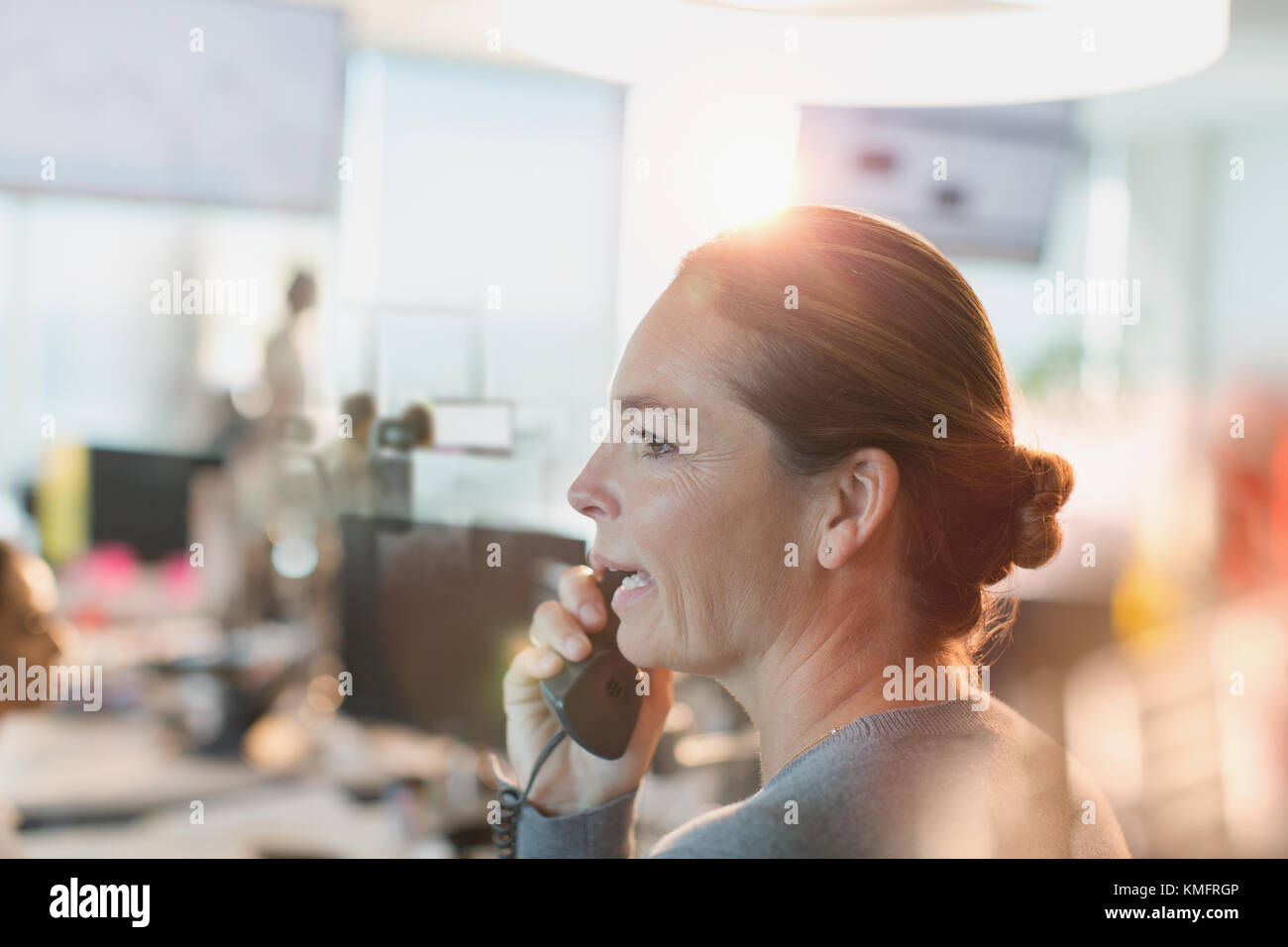 Profil femme d'affaires parlant au téléphone au bureau Banque D'Images