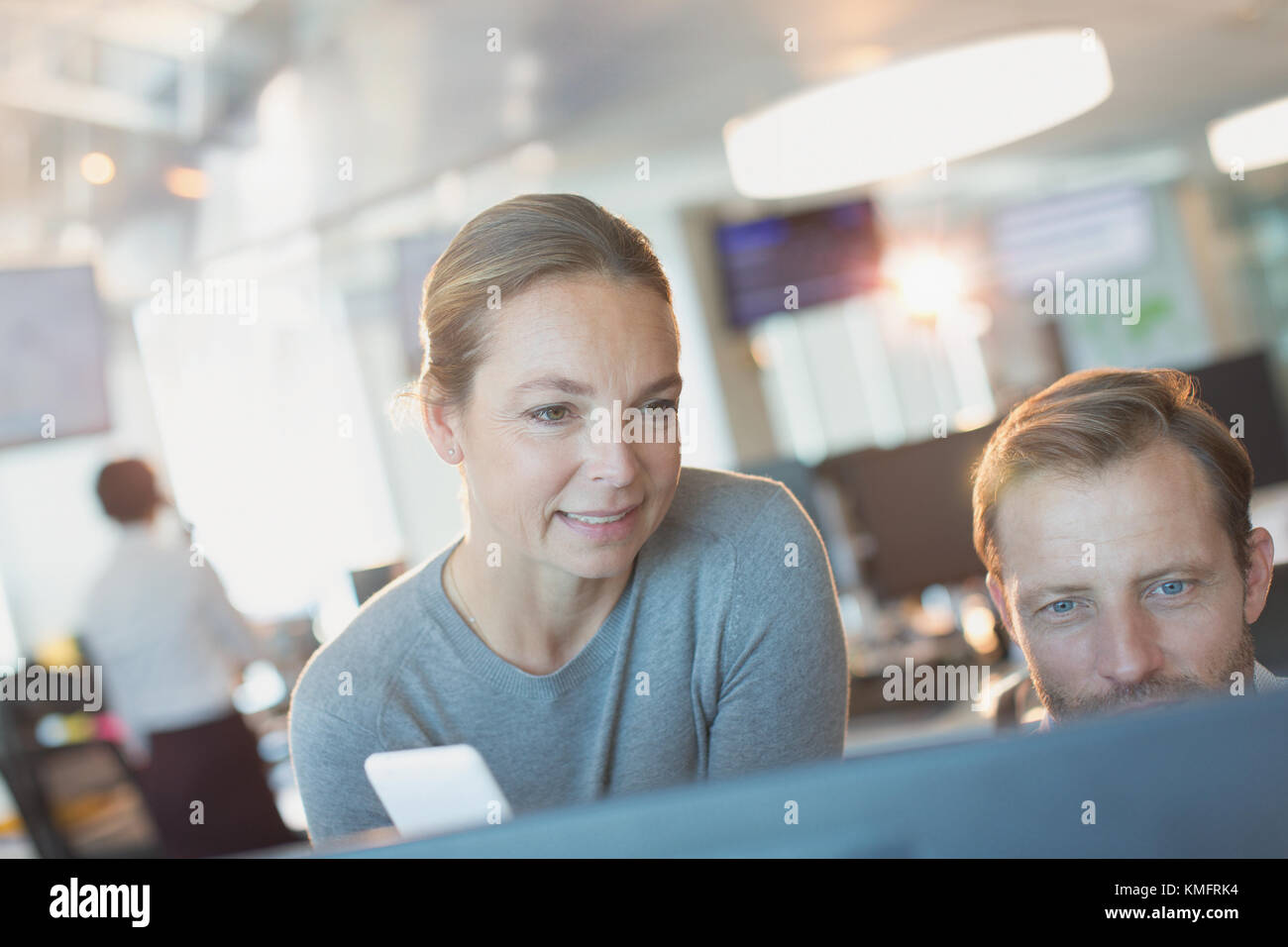 Businessman and businesswoman working at computer in office Banque D'Images