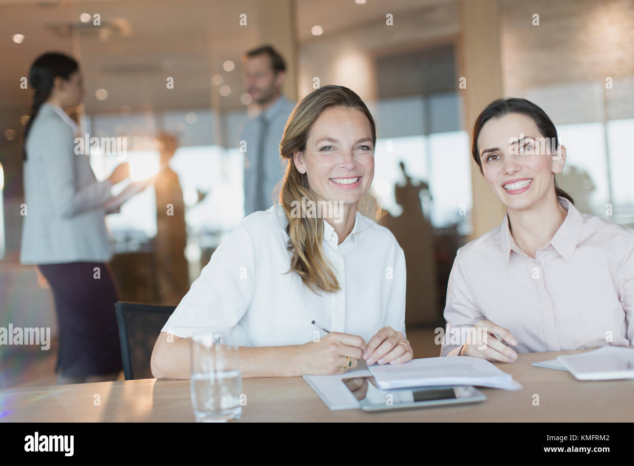 Portrait des femmes d'affaires souriantes et confiantes dans la salle de conférence Banque D'Images