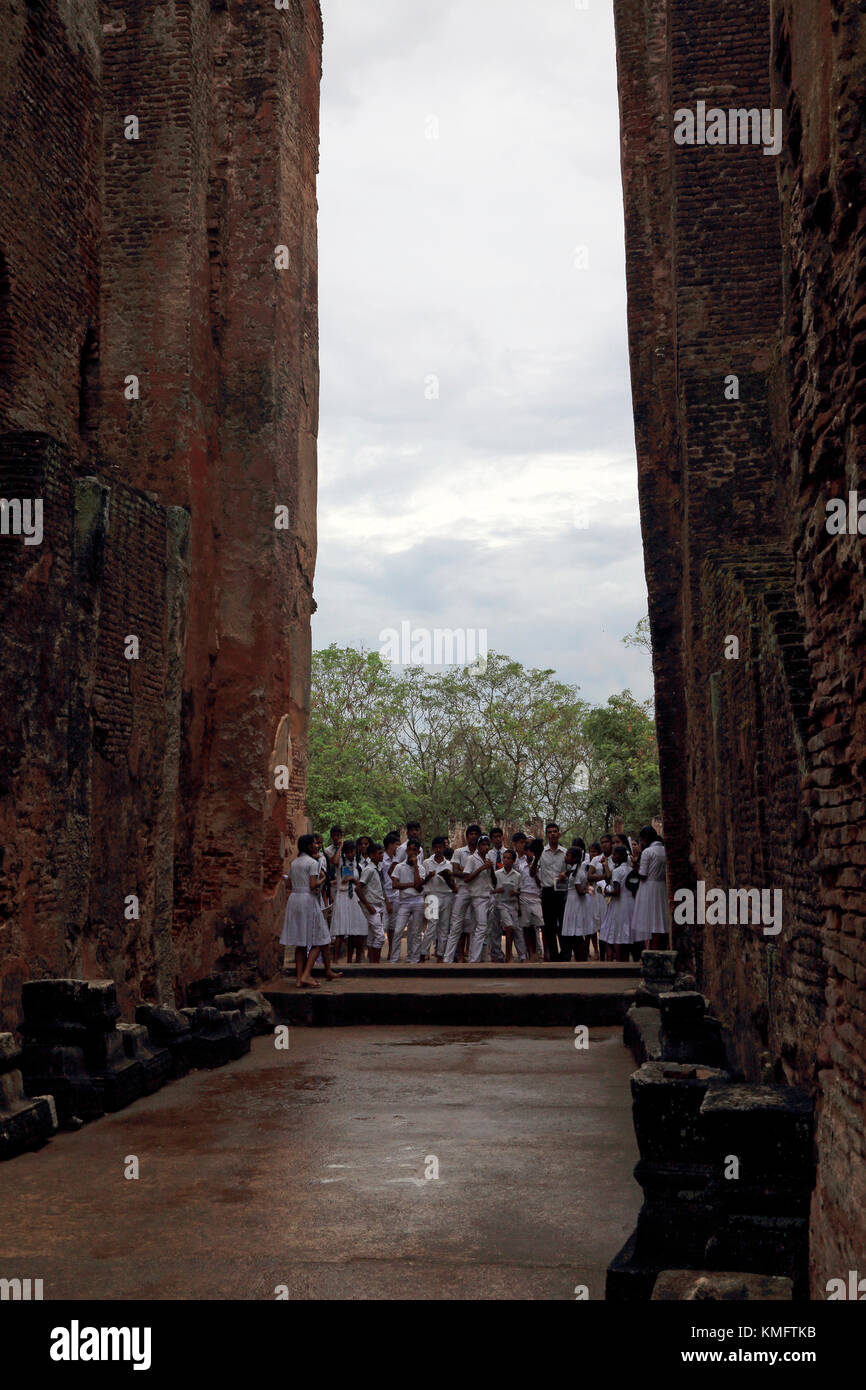 Les enfants à l'école UNESCO World Heritage Site, ancienne ville Polonnaruwa, Sri Lanka, Asie, Lankatilaka Alahana Pirivena, construction complexe Banque D'Images