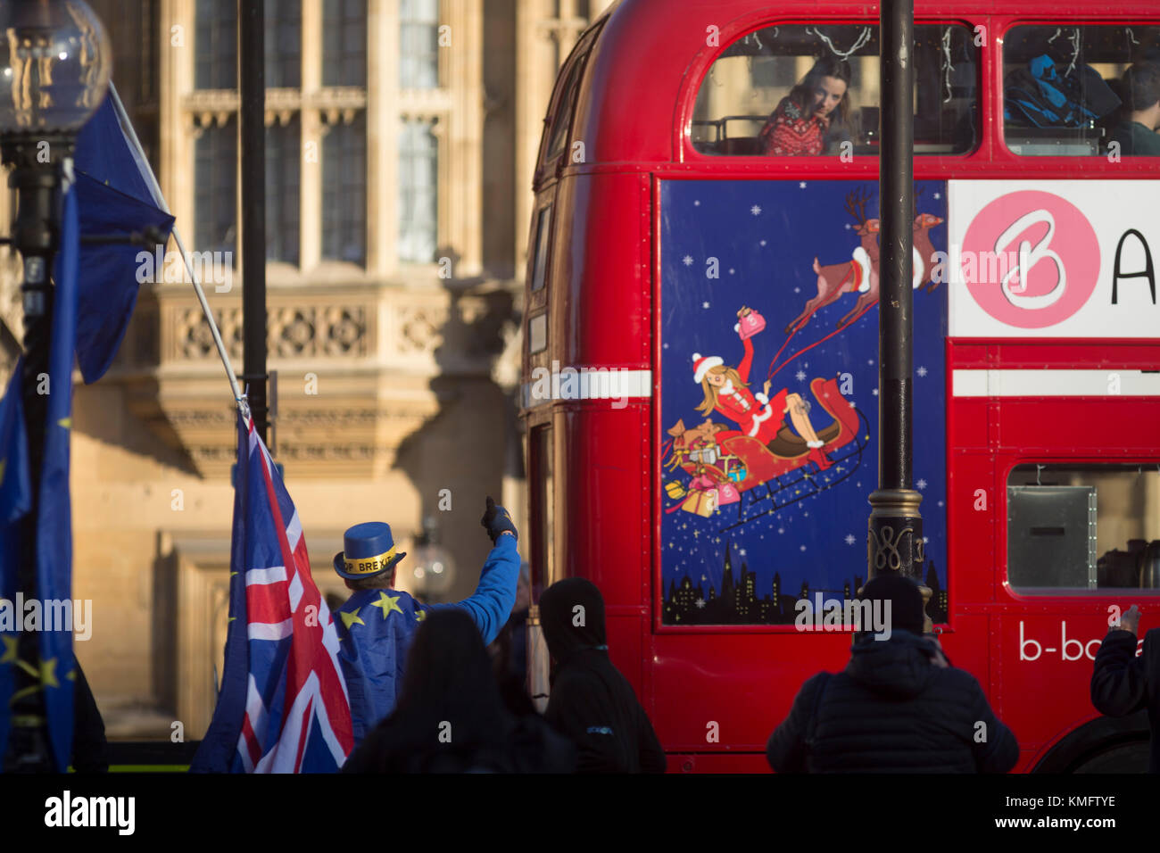 Un pro-Europe, anti-Brexit protestataire donne un appui à l'adoption à l'extérieur de la banlieue Chambres du Parlement de Westminster, siège du gouvernement et du pouvoir du Royaume-Uni au cours des négociations avec Brexit Bruxelles, le 1er décembre 2017, à Westminster, Londres, Angleterre. Banque D'Images