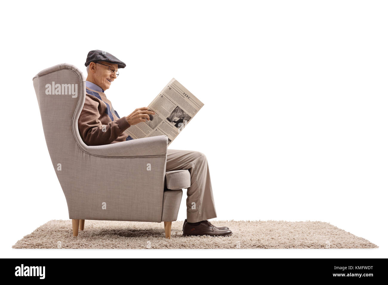 Hauts assis dans un fauteuil lisant un journal isolé sur fond blanc Banque D'Images