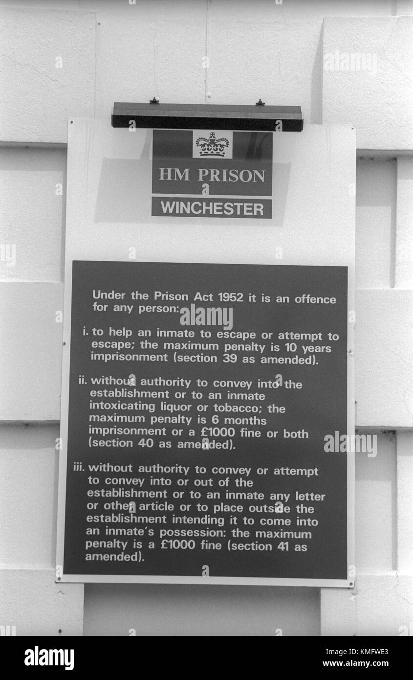 Le conseil d'information sur le mur de façade de la prison hmp Winchester, Winchester, Hampshire, United Kingdom. 10 mai 2001. Banque D'Images