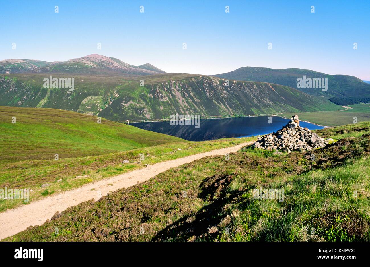 Glen Muick et Loch Muick sur le royal Balmoral estate dans les montagnes de Cairngorm, dans la région de Grampian Highlands écossais Banque D'Images