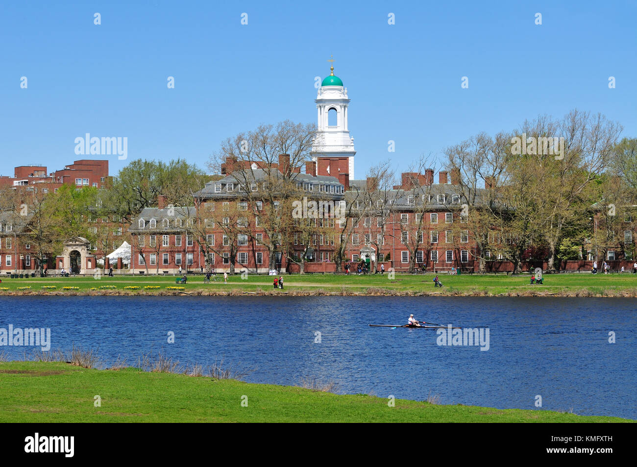 L'université de Harvard et Charles River, à Cambridge, Massachusetts. le dôme vert d'Eliot chambre soulève dans l'arrière-plan. Banque D'Images