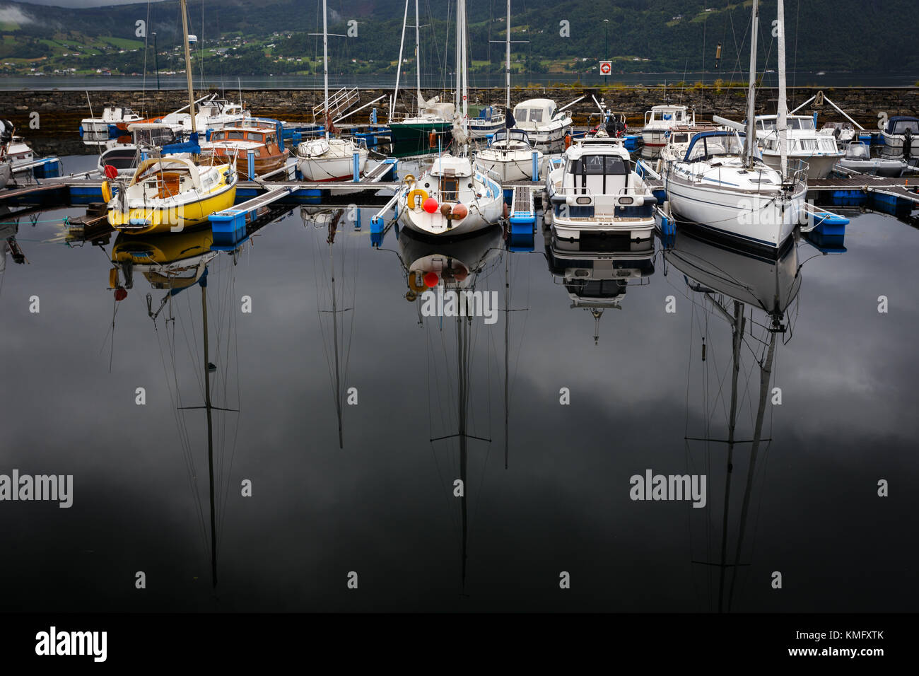 Reflet de yacht dans le lac, Norvège Banque D'Images