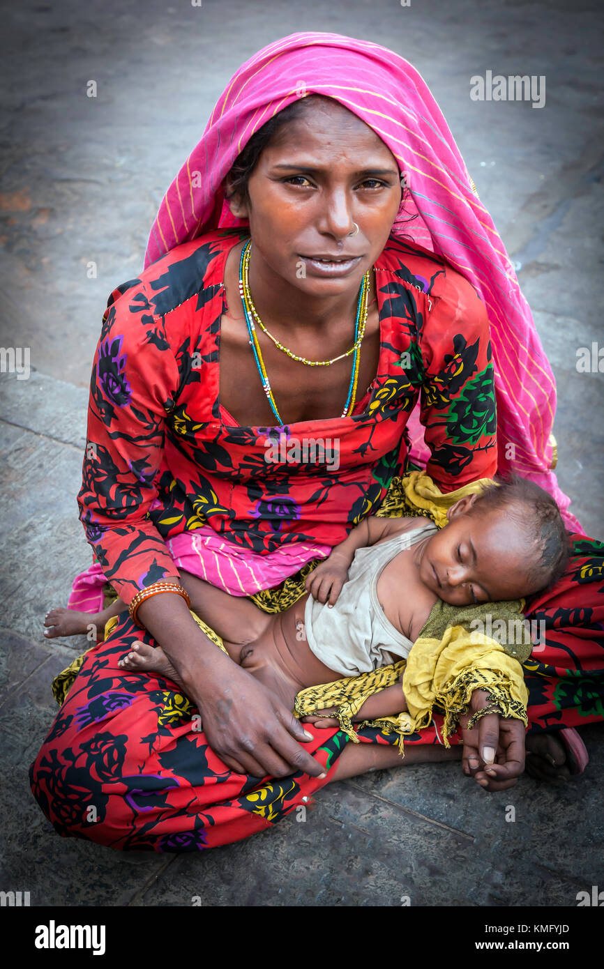 Femme mendiant sur rue à New Delhi avec chien et bébé Banque D'Images