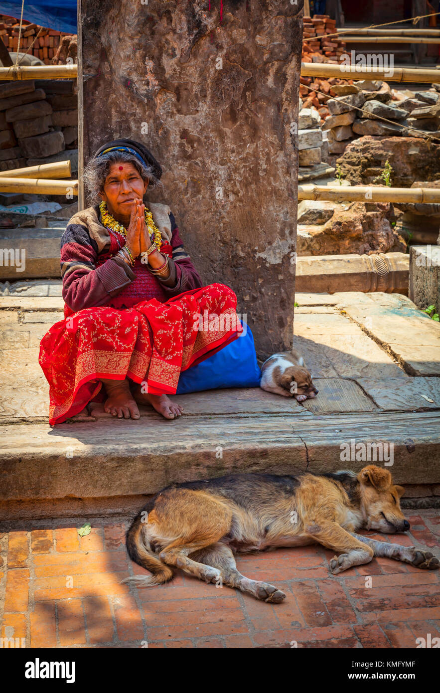 Femme mendiant sur rue à New Delhi avec chien et bébé Banque D'Images