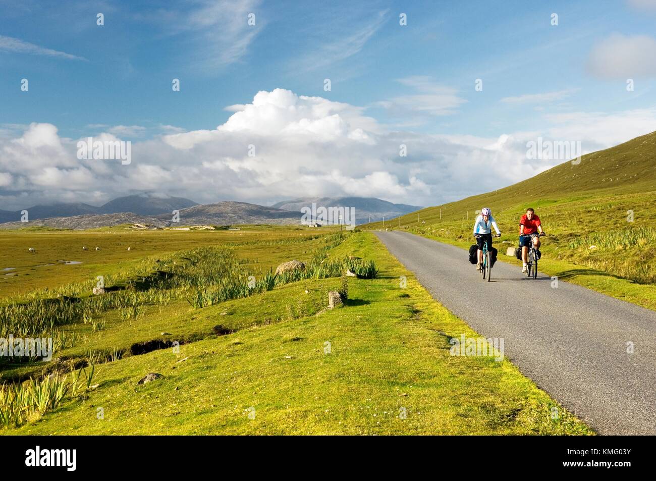 Les touristes à vélo sur la route principale de l'île de Leverburgh à Tarbert près de Scarastavore, Isle of Harris, Hébrides extérieures, en Écosse Banque D'Images