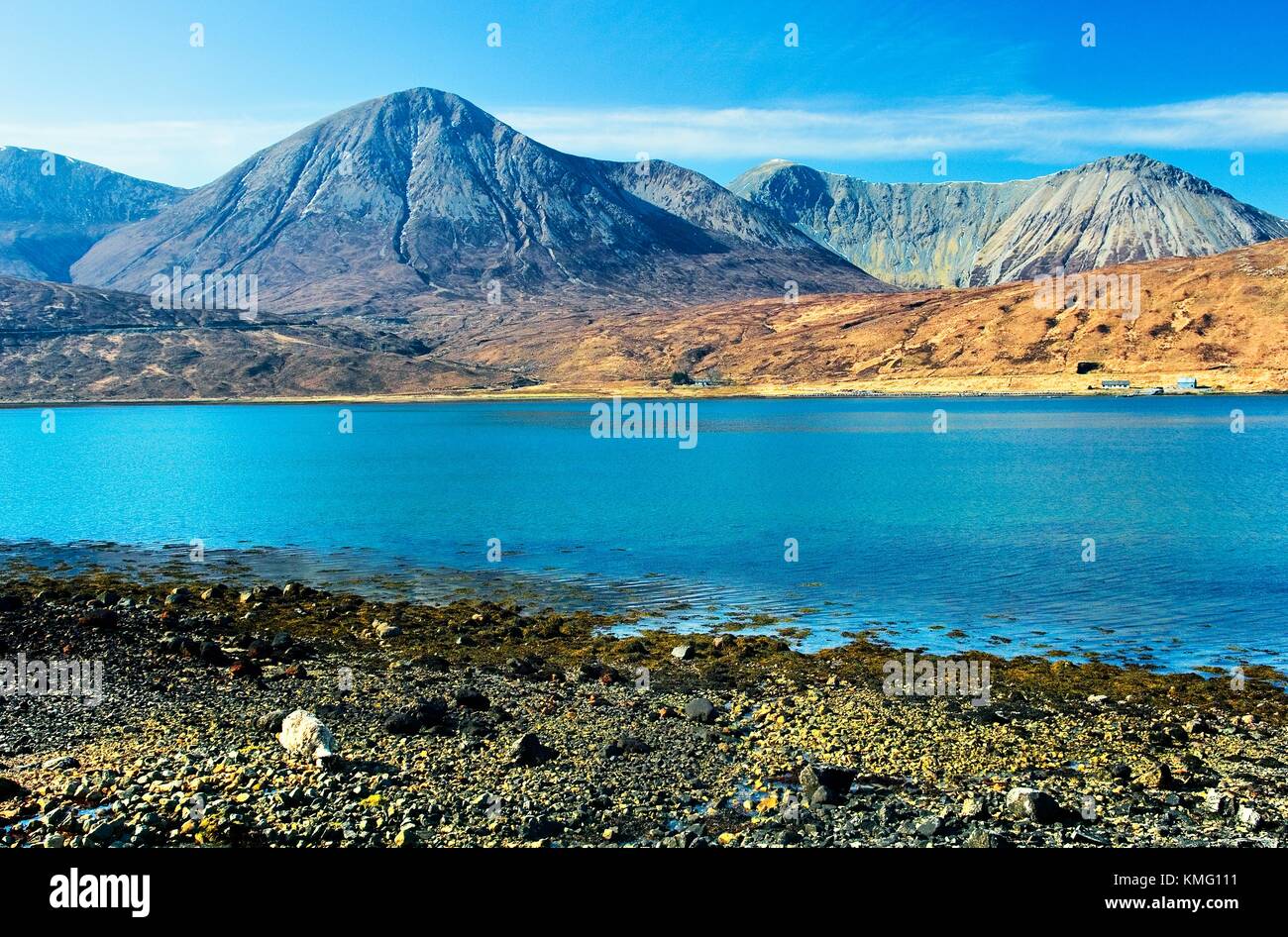 Les moutons sur les rives du Loch Ainort sur l'île de Skye, en Ecosse. À l'ouest à Beinn Dearg Mhor (L) et (R) Glamaig lointain montagnes Banque D'Images